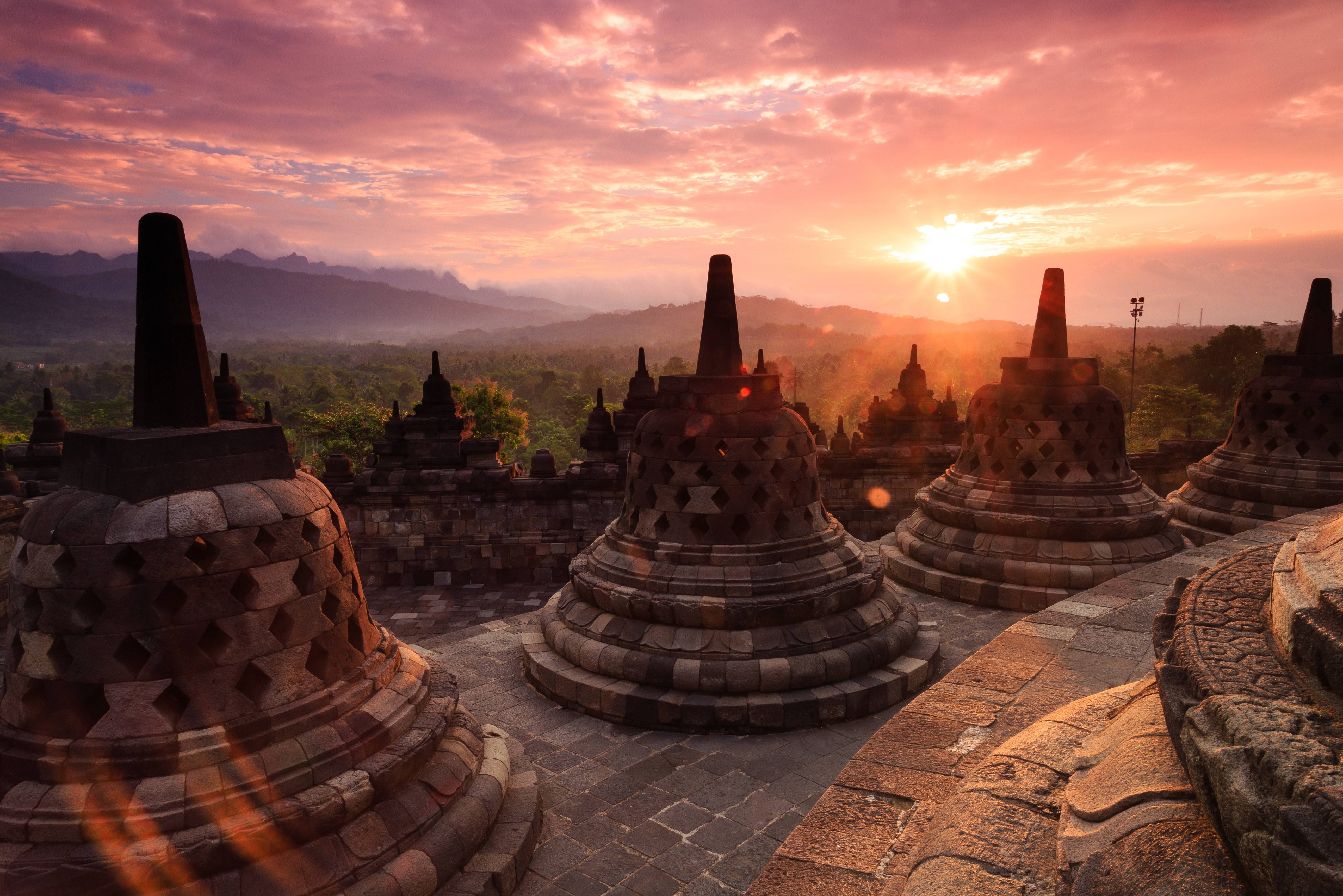 Zonsopkomst bij de Borobudur tempel op Java
