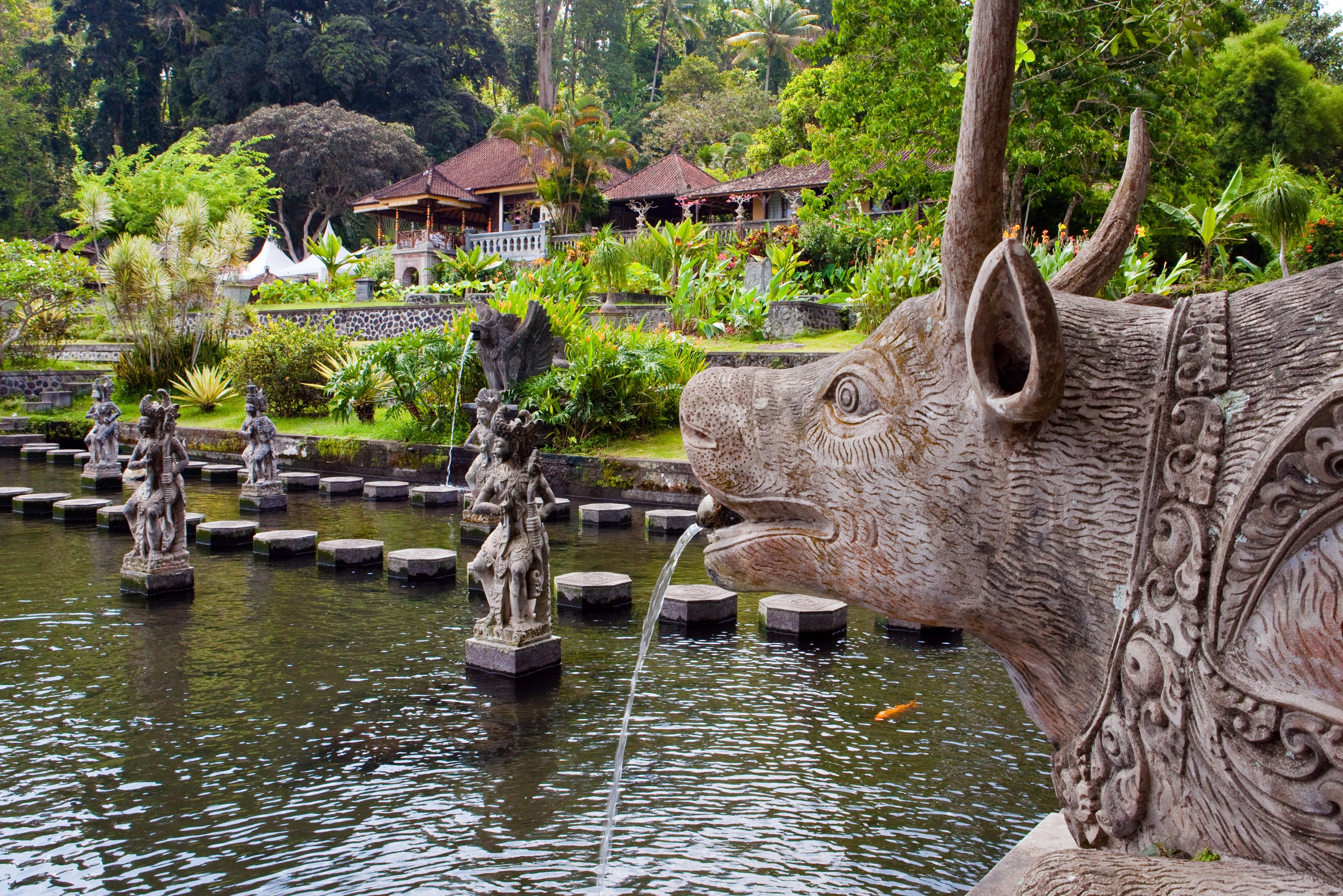 Малайзия камбоджа. Тирта Гангга Бали. Водный дворец Бали Тирта Ганга. Королевский дворец Таман Уджунг. Дворец-сад Таман Уджунг на Бали.