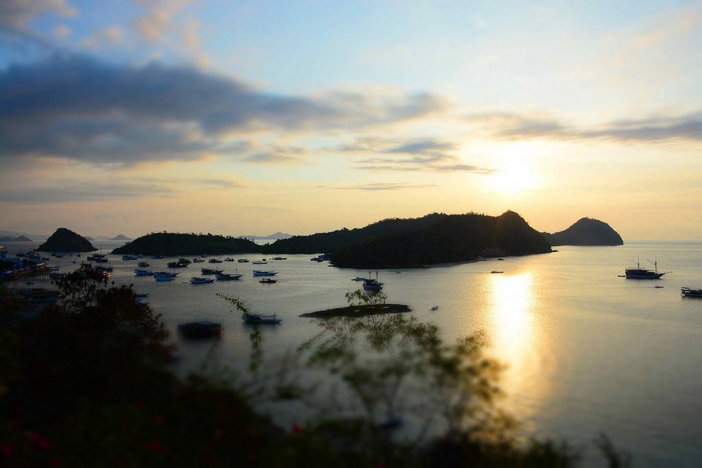 Uitzicht vanuit Labuan Bajo op Flores