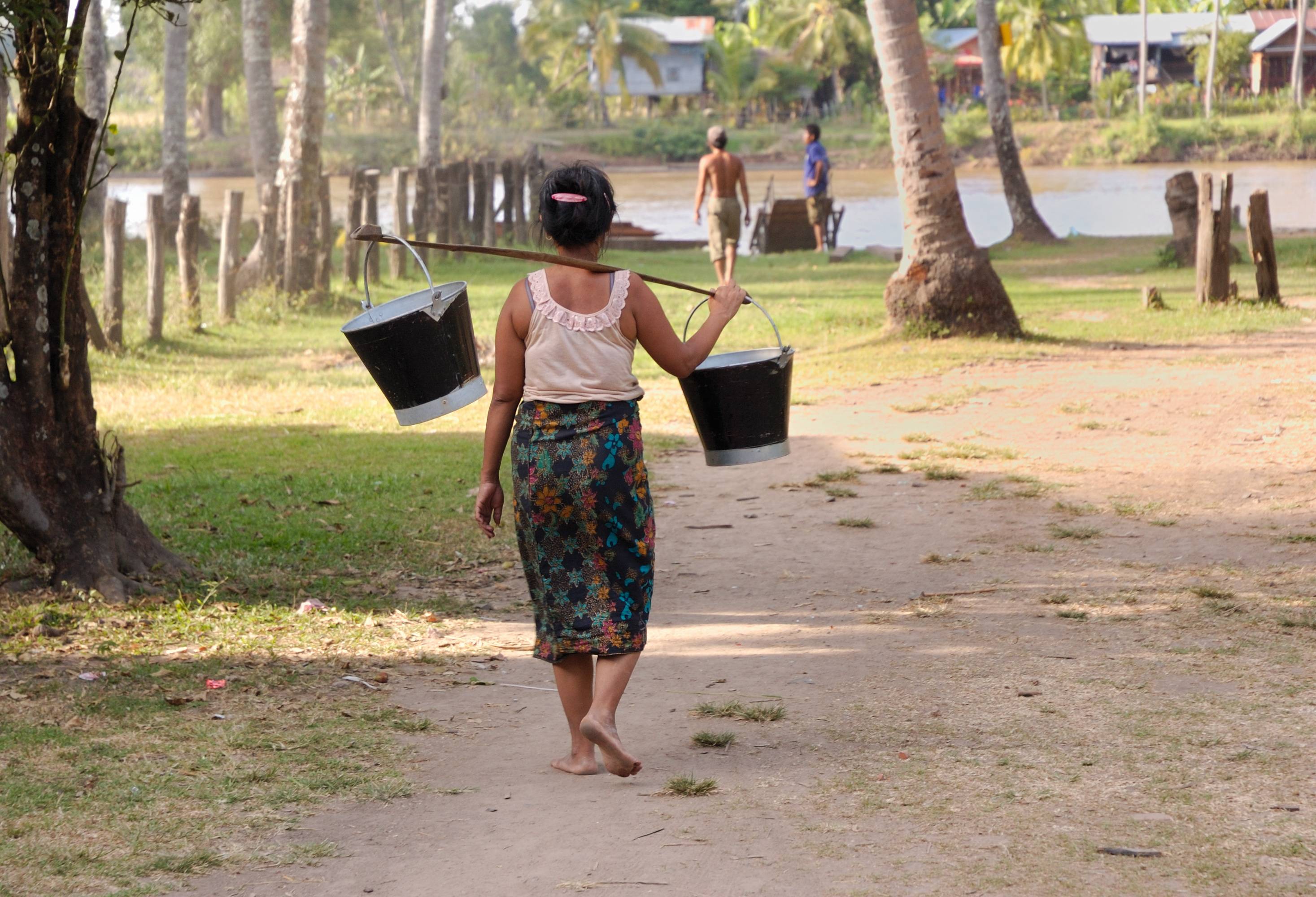 Vrouw aan het werk op het platteland in Laos