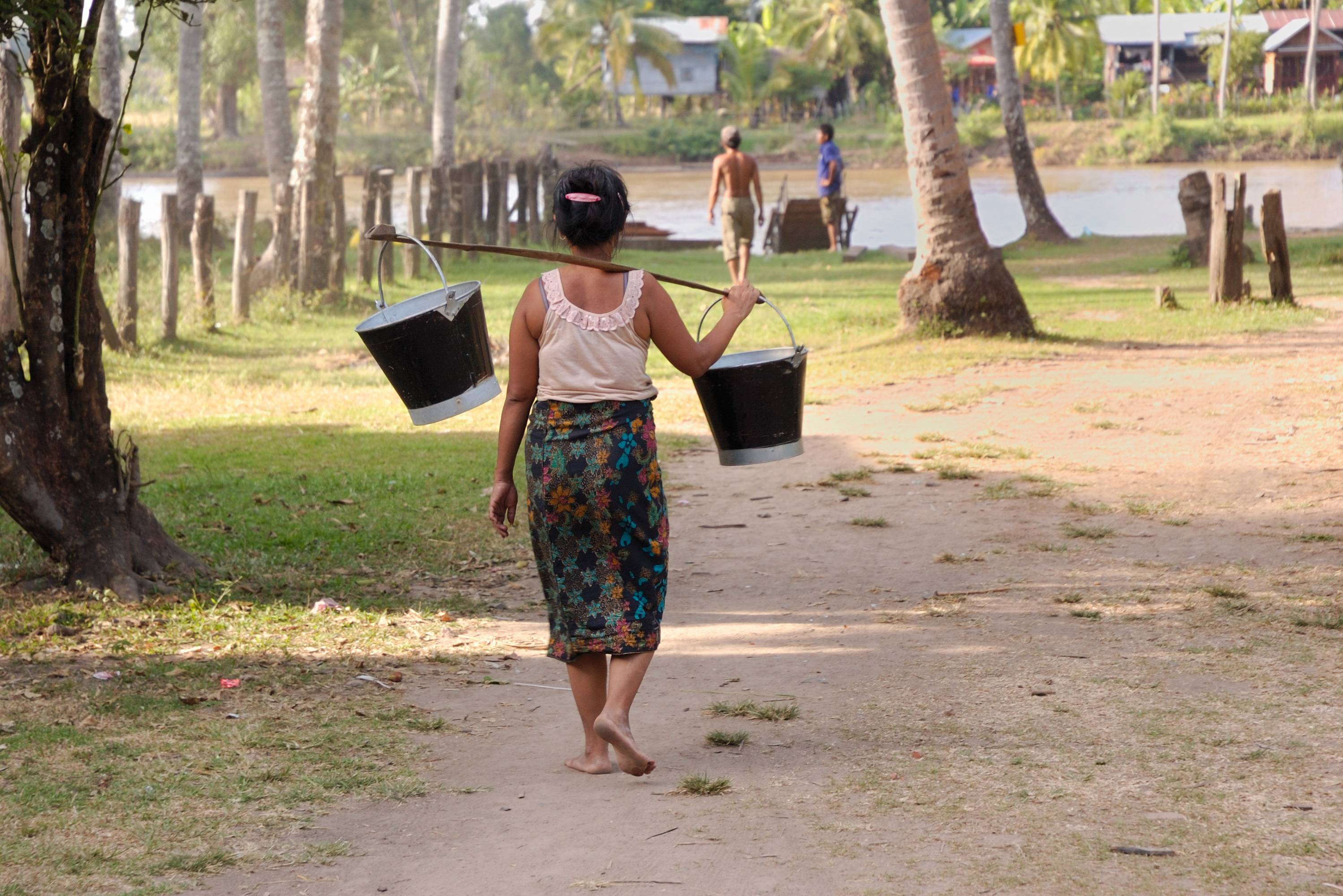 Vrouw aan het werk op het platteland in Laos