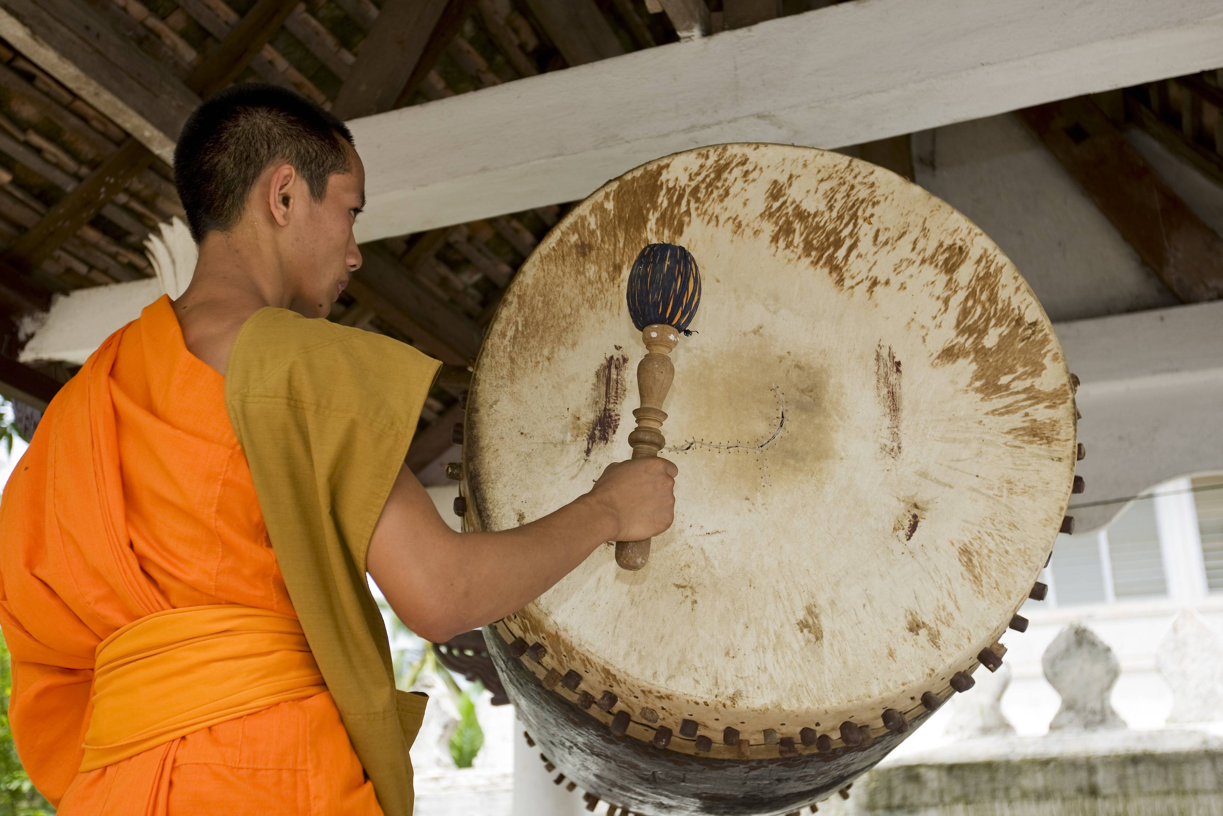 Monnik in een tempel in Luang Prabang, Laos