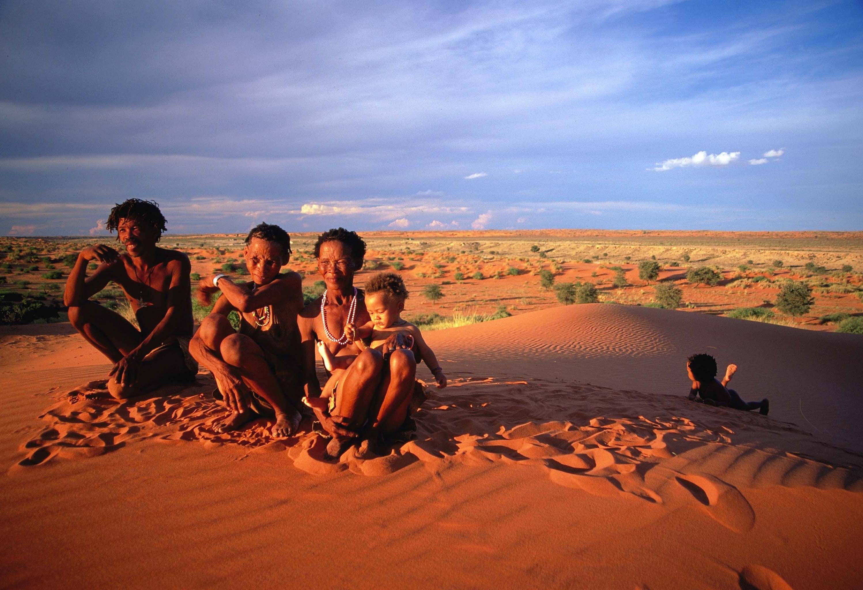 San bevolking in Kalahari woestijn in Zuid-Afrika