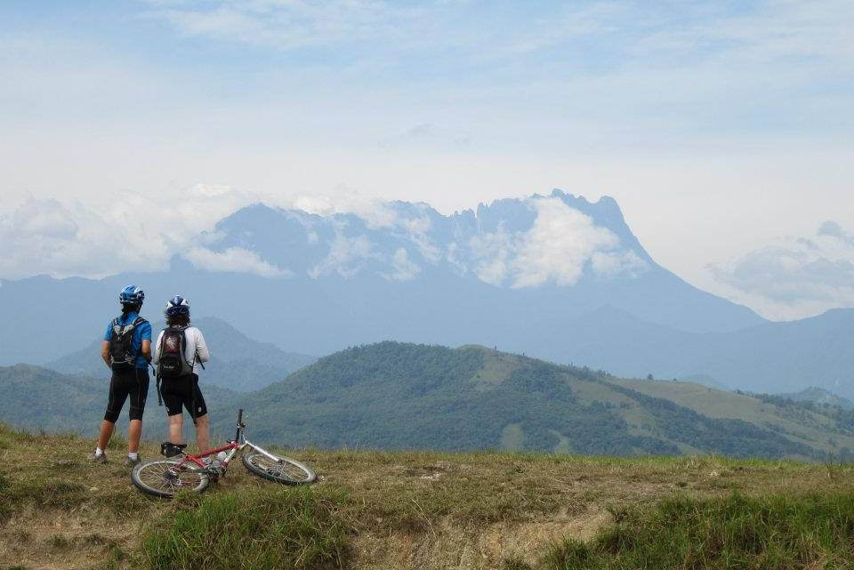 Fietsen met uitzicht op Mount Kinabalu Borneo