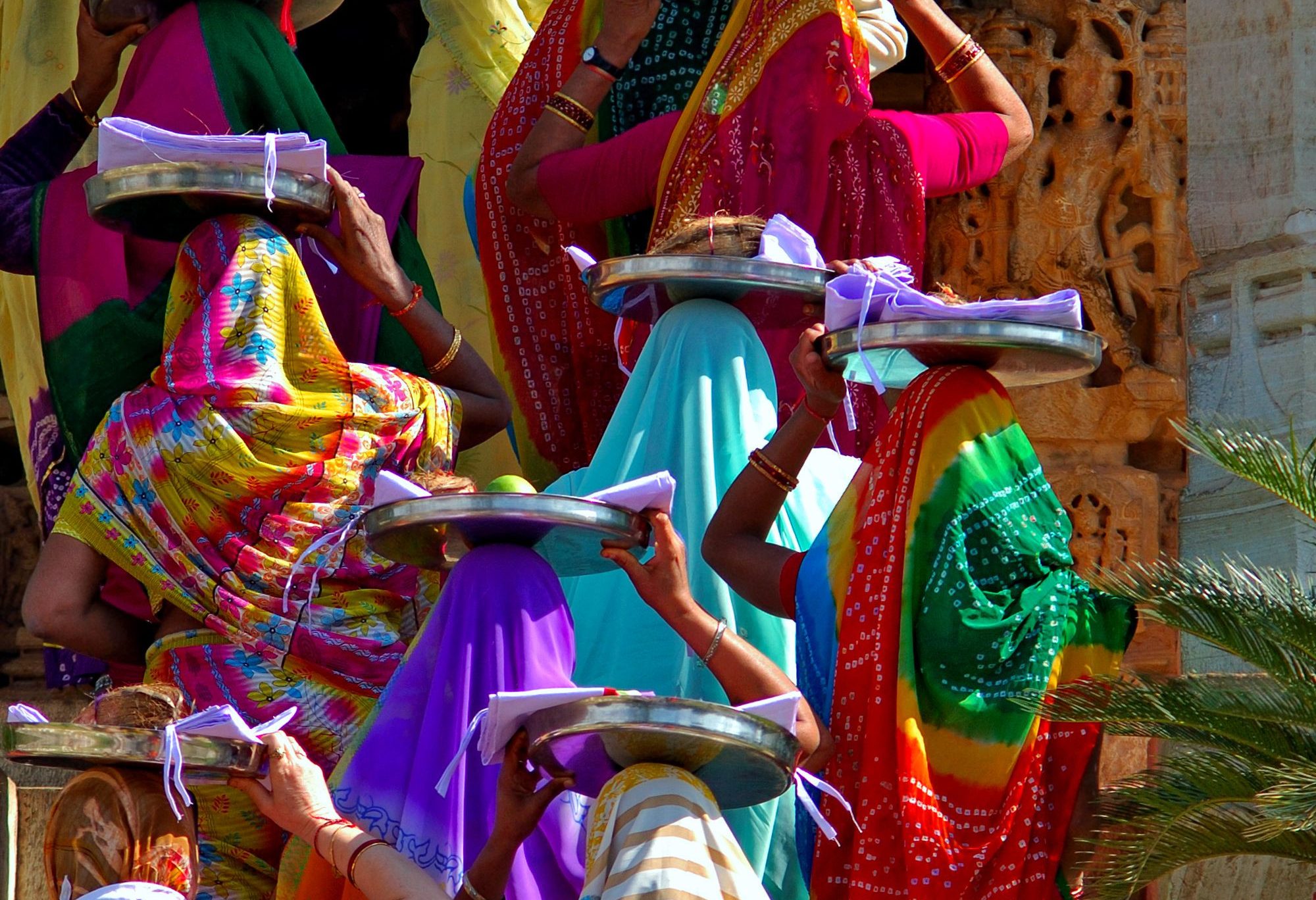 Vrouwen in gekleurde sari's in India