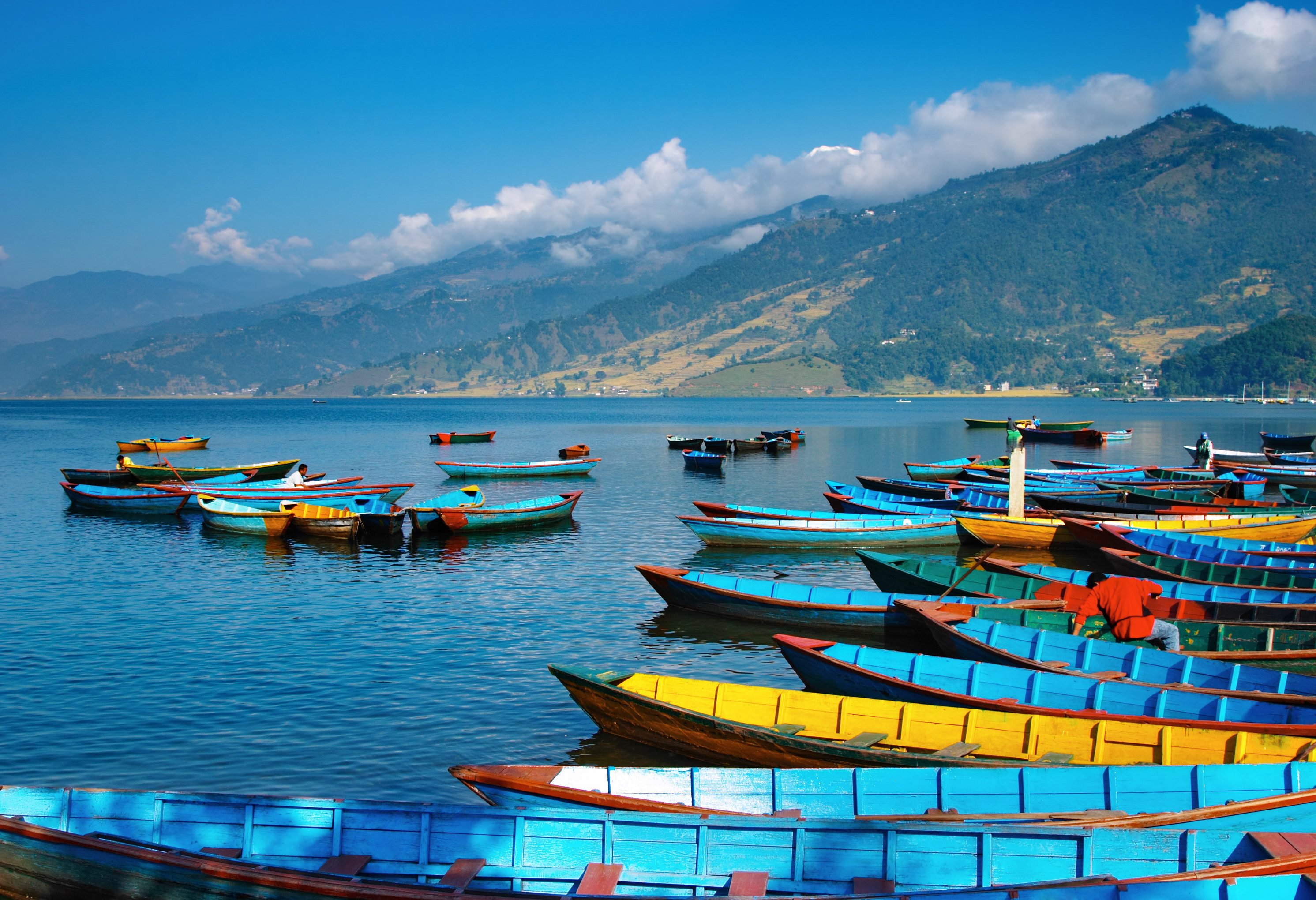 Bootjes bij het meer in Pokhara in Nepal