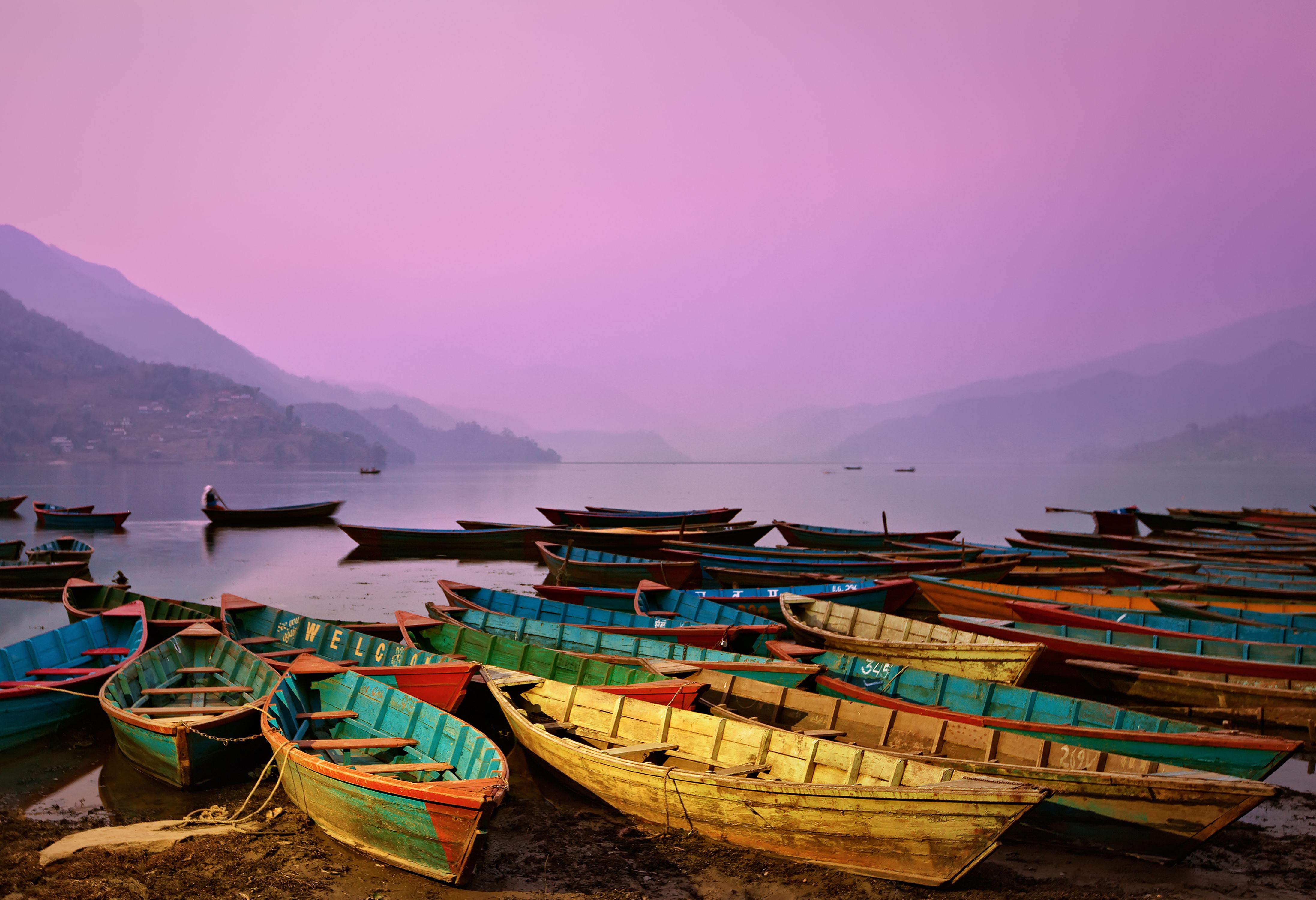 Bootjes bij het Phewa Lake in Pokhara in Nepal