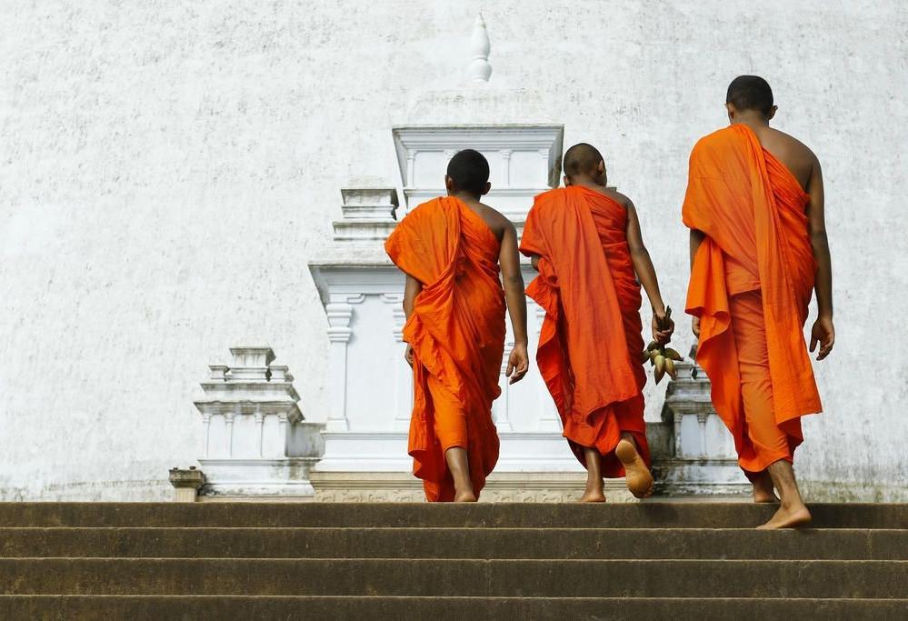 Monniken in Anuradhapura in Sri Lanka