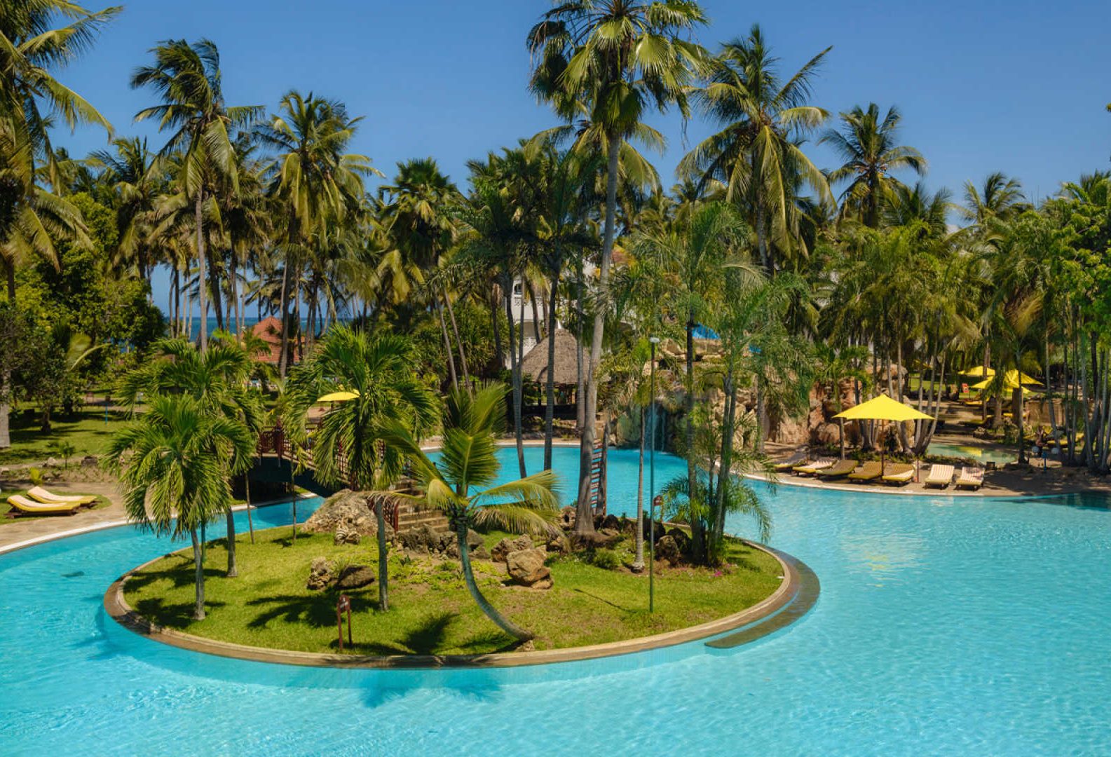 Zwembad van het Sarova Whitesands Beach Resort in Bamburi Beach, Kenia