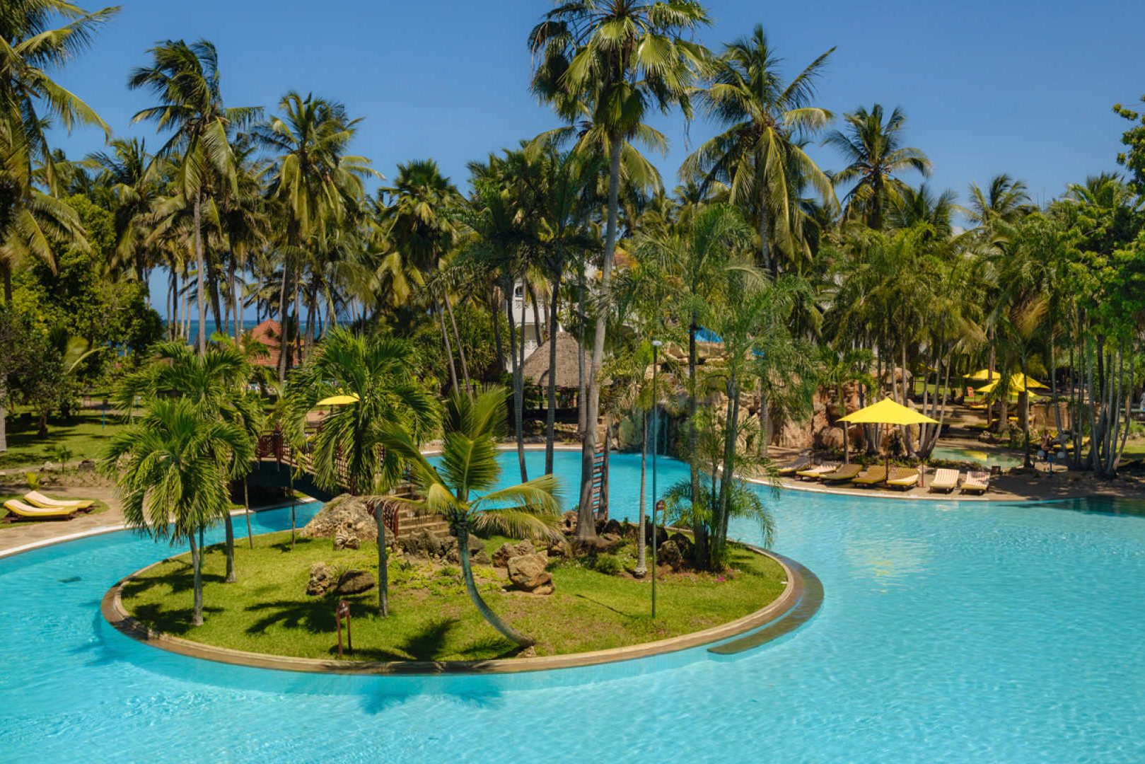 Zwembad van het Sarova Whitesands Beach Resort in Bamburi Beach, Kenia