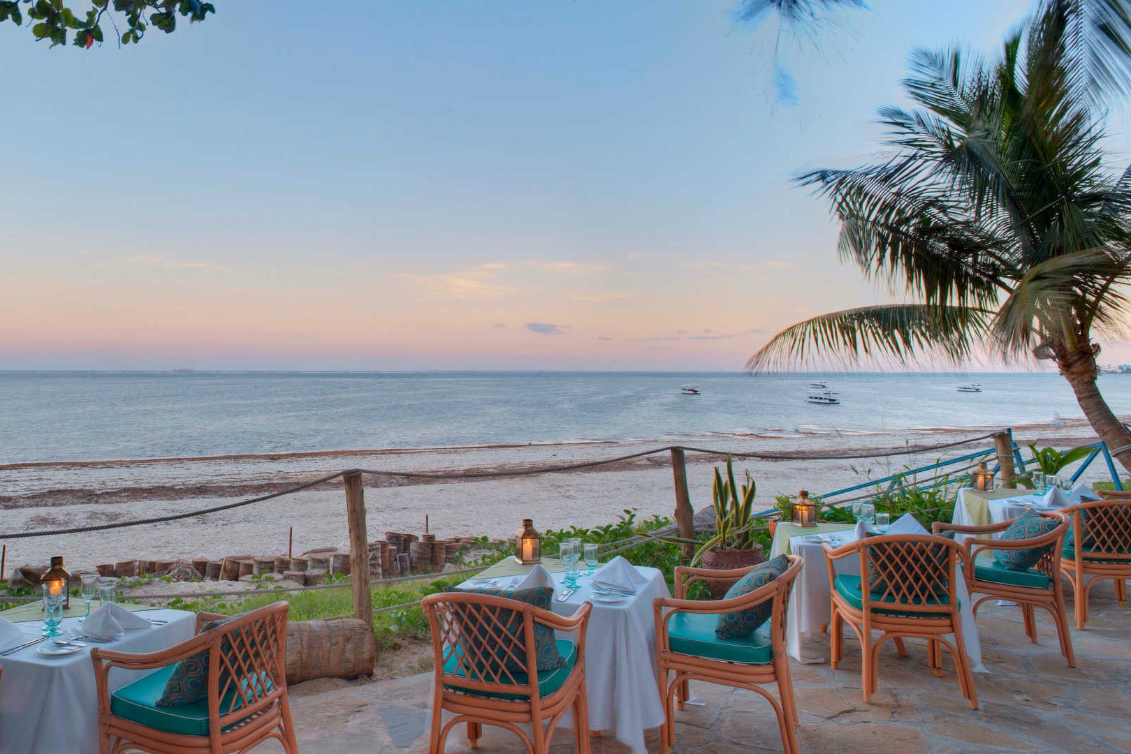 Strand bij het Sarova Whitesands Beach Resort in Bamburi Beach, Kenia