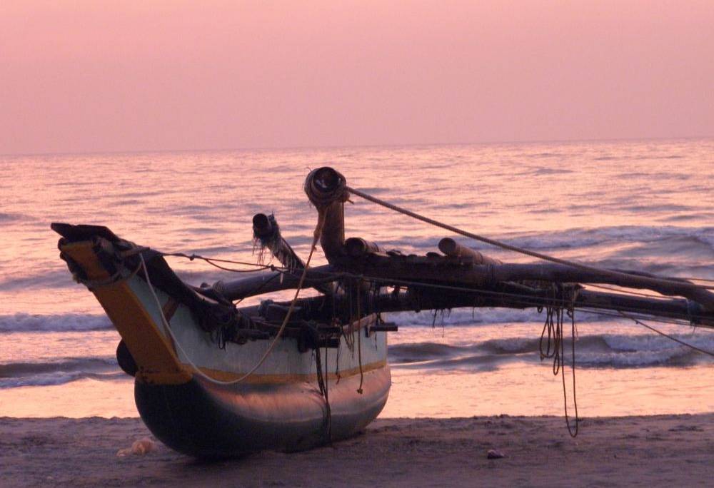 Vissersboot op strand van Negombo