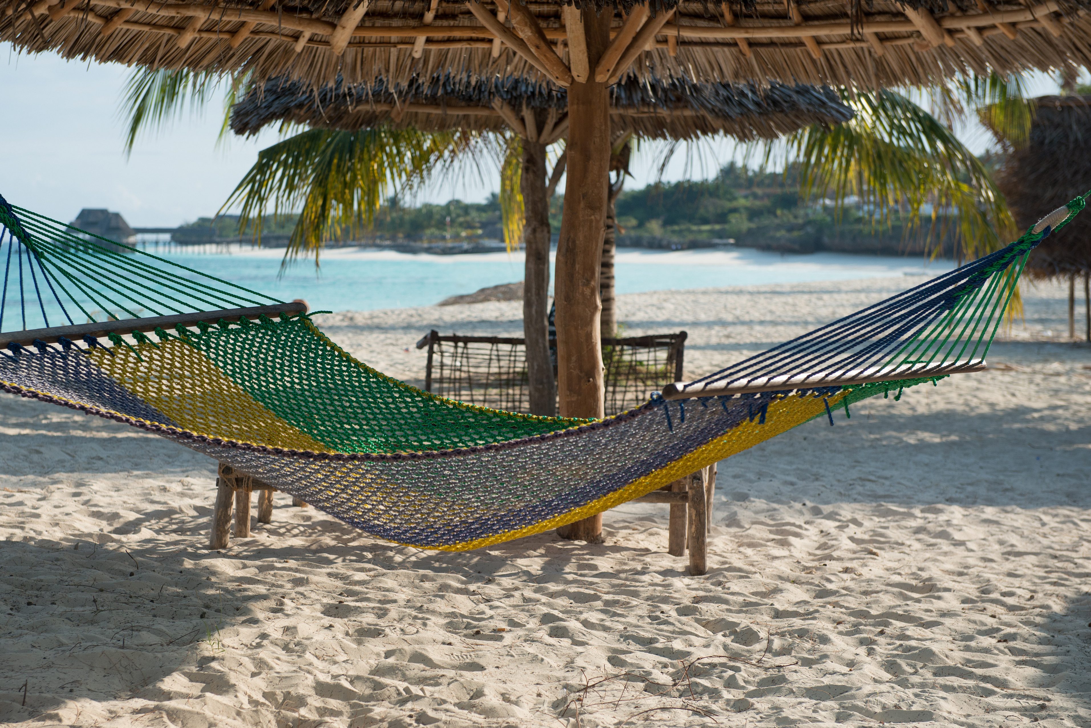 Relaxen in een hangmat op het strand van Zanzibar