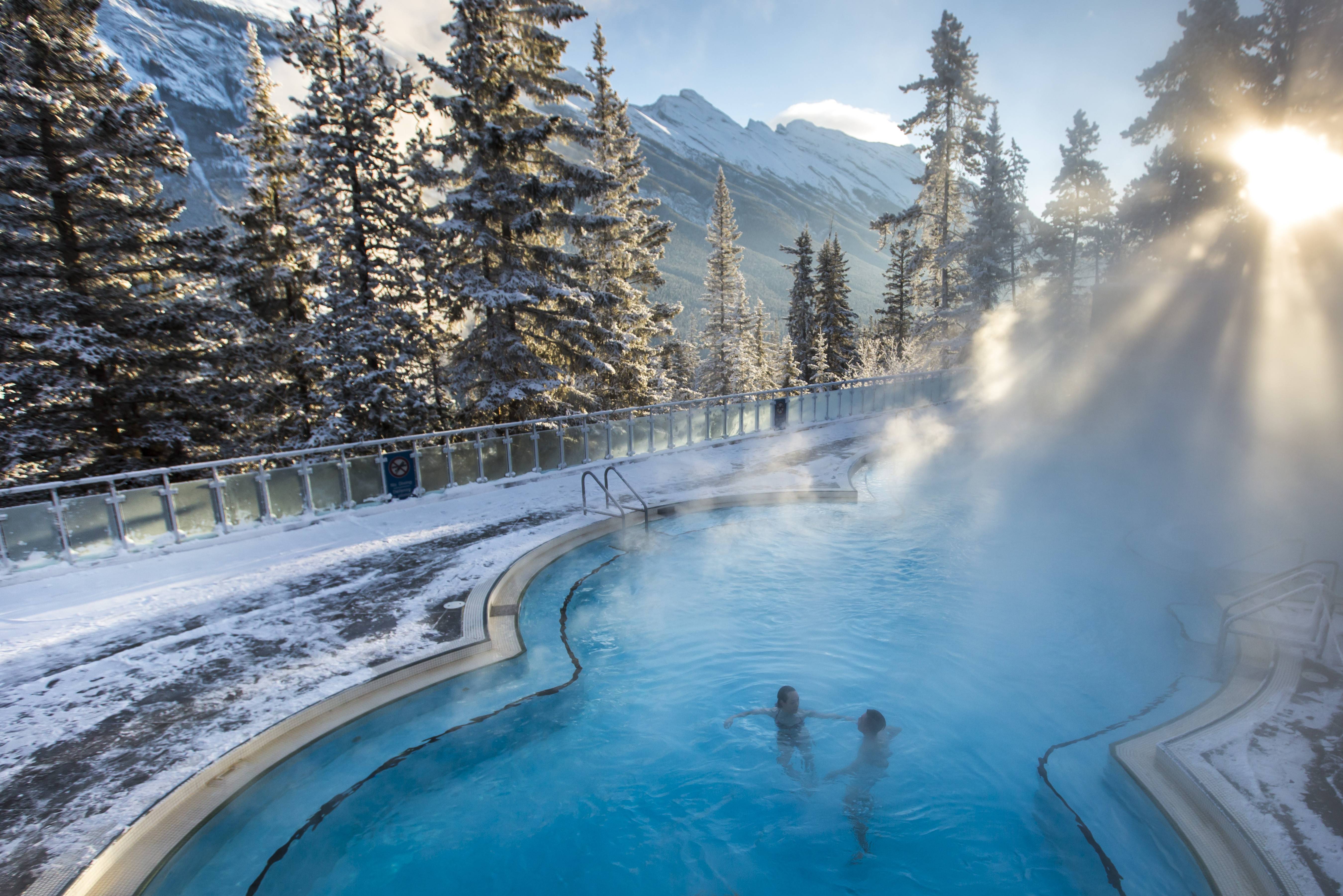 Hot spring men. Banff Upper hot Springs Банф. Хот-Спрингс Арканзас. Парк кутеней горячие источники Канада. Хот-Спрингс – парк горячих источников.