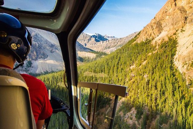 Helikopter vlucht boven de Rocky Mountains in Canada