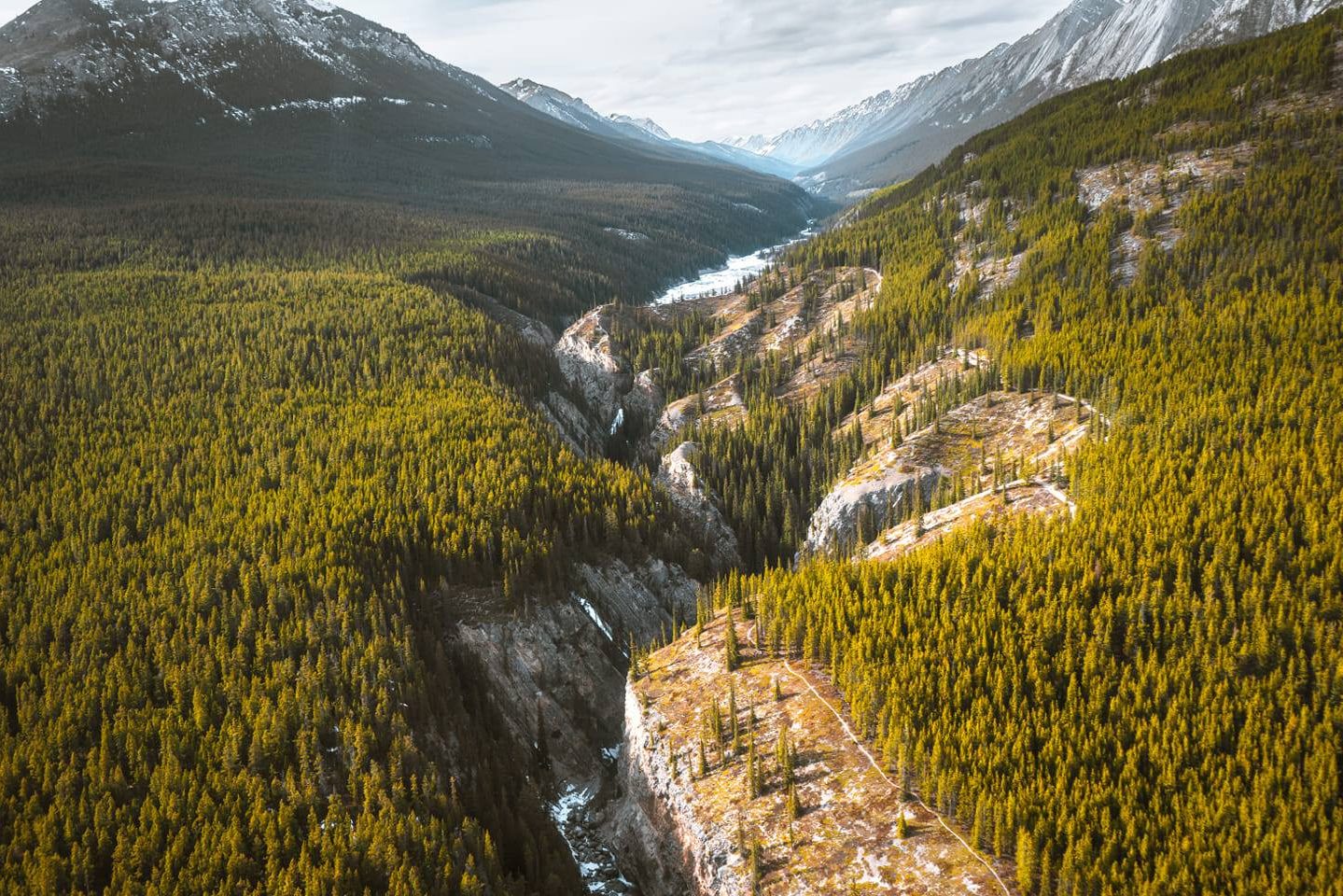 Helikopter vlucht boven de Rocky Mountains in Canada