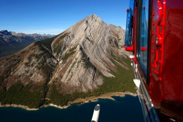 Helikopter vlucht boven de Rocky Mountains in Canada