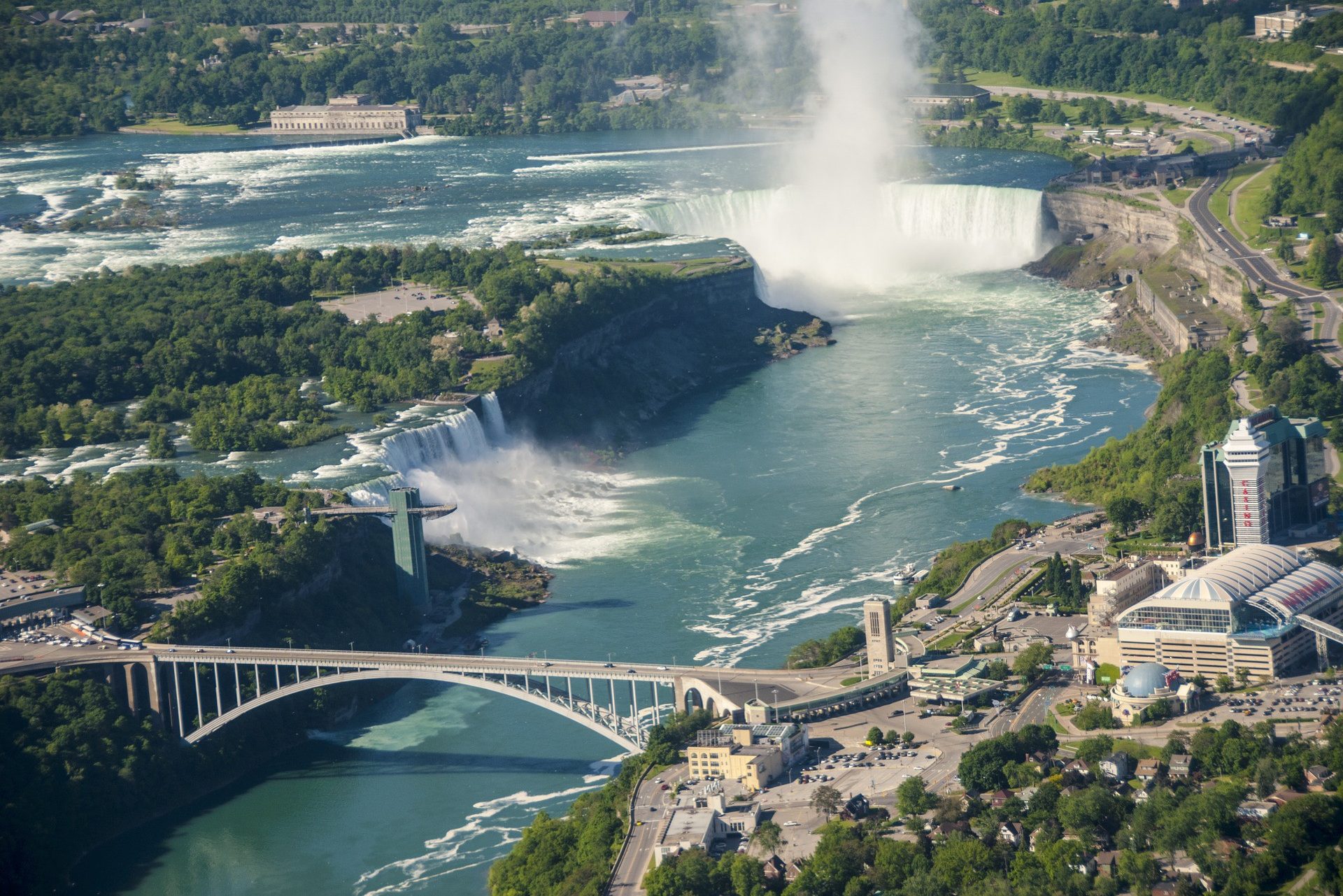 Helikopter vlucht boven de Niagara Falls in Canada