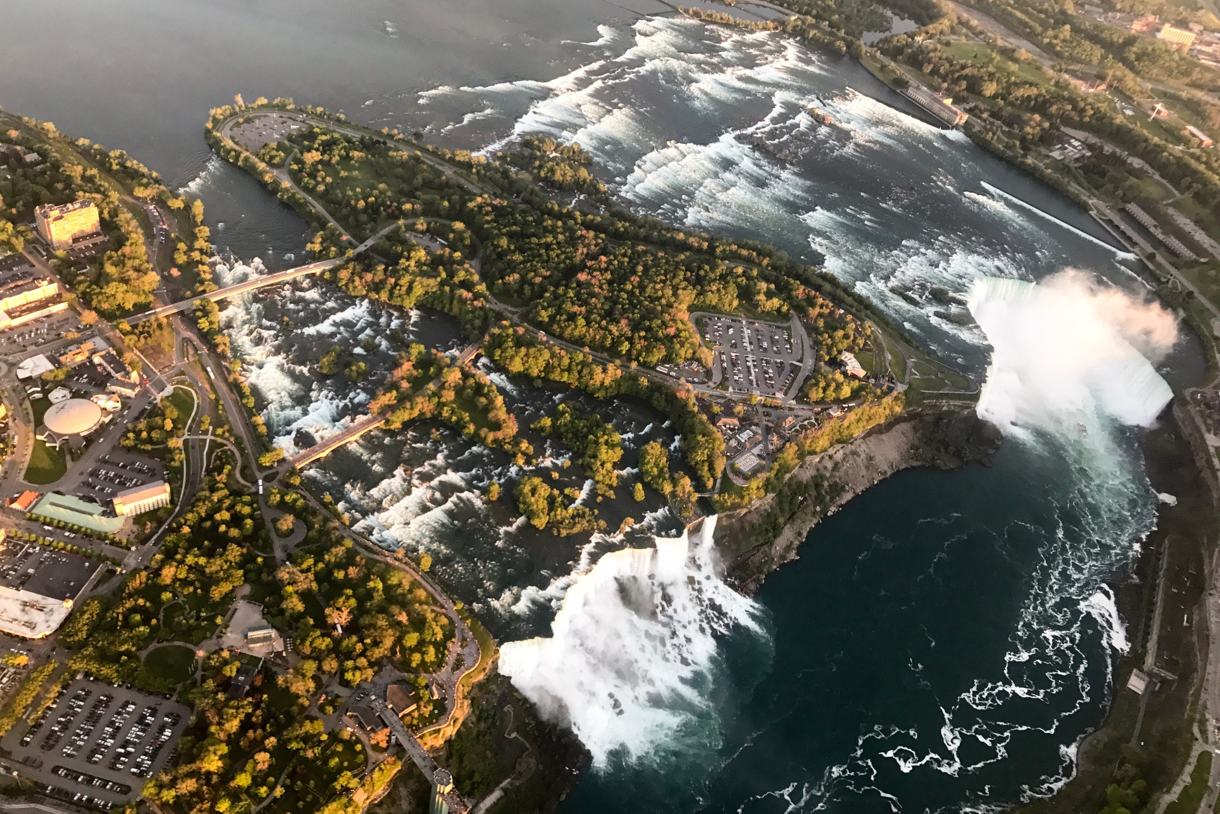 Helikopter vlucht boven de Niagara Falls in Canada