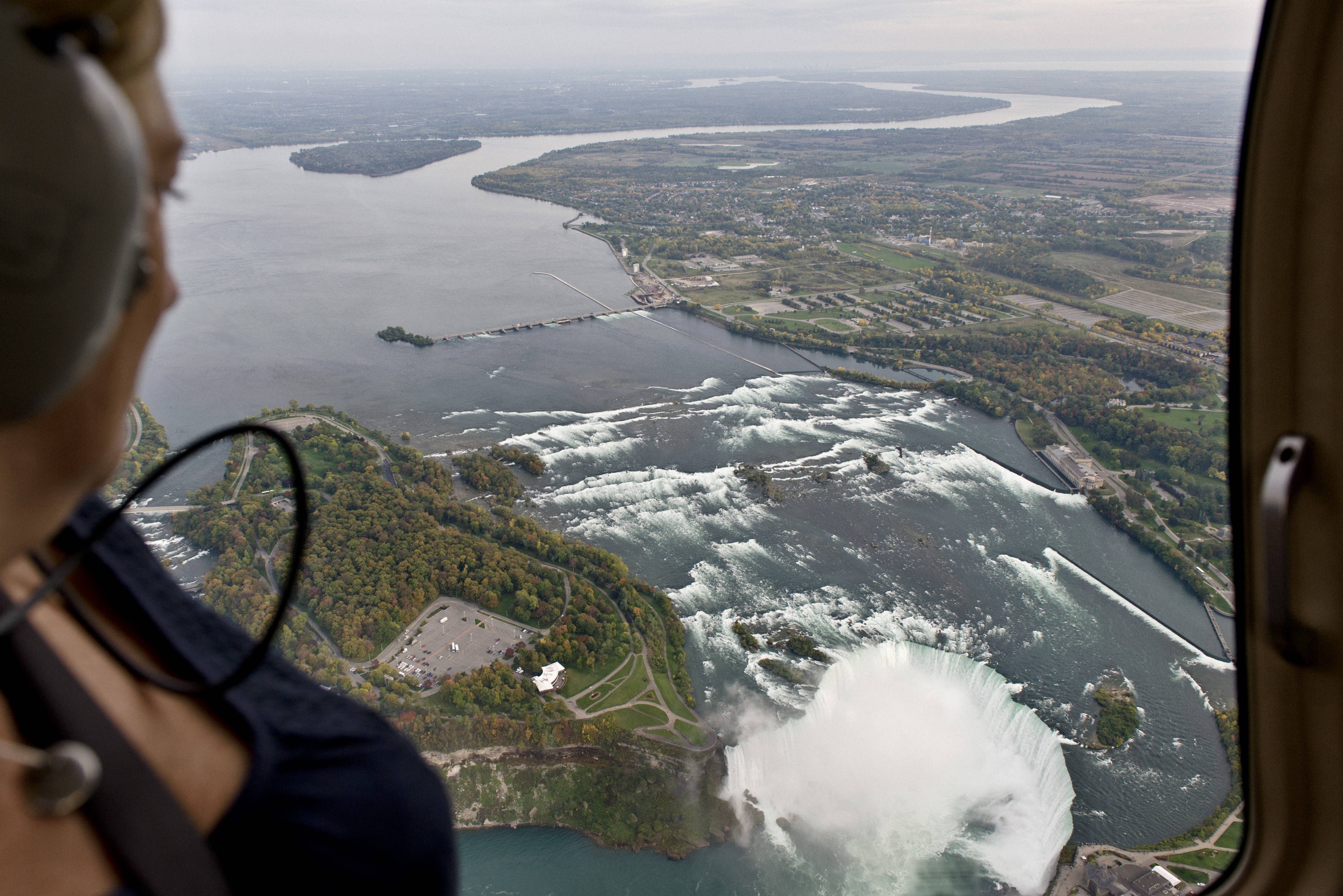 Helikopter vlucht boven de Niagara Falls in Canada
