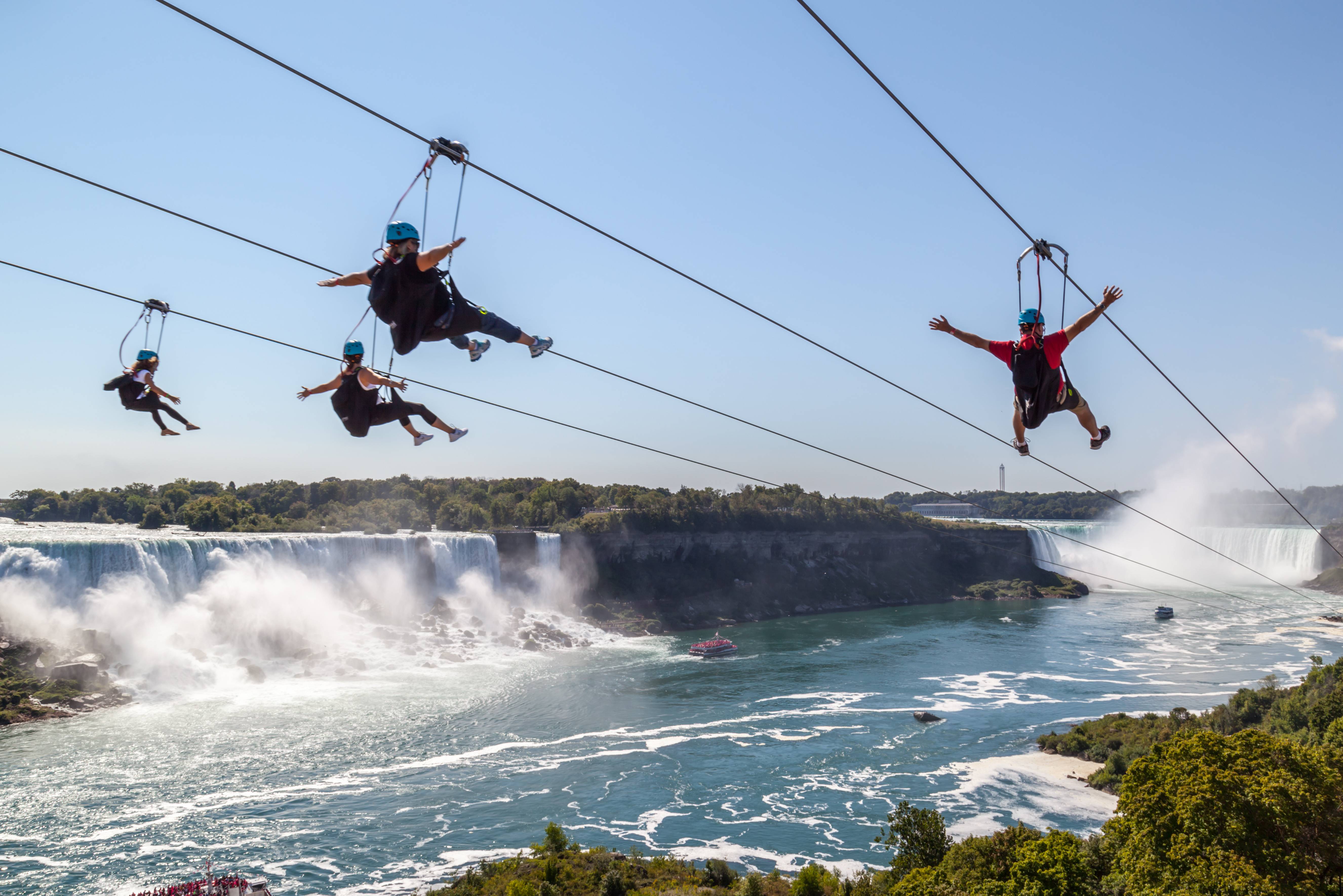 Zipline boven de Niagara Falls in Canada