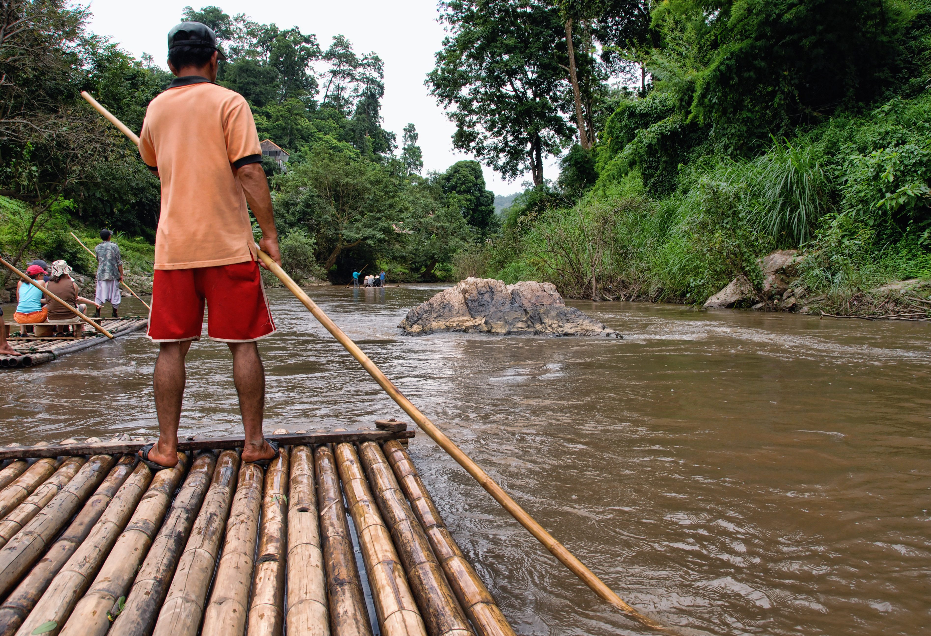 Varen per bamboeraft over de rivier in de regio Chiang Mai, Thailand