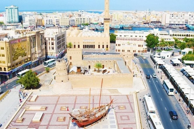 Uitzicht op Dubai Museum vanuit Arabian Courtyard Hotel in Bur Dubai