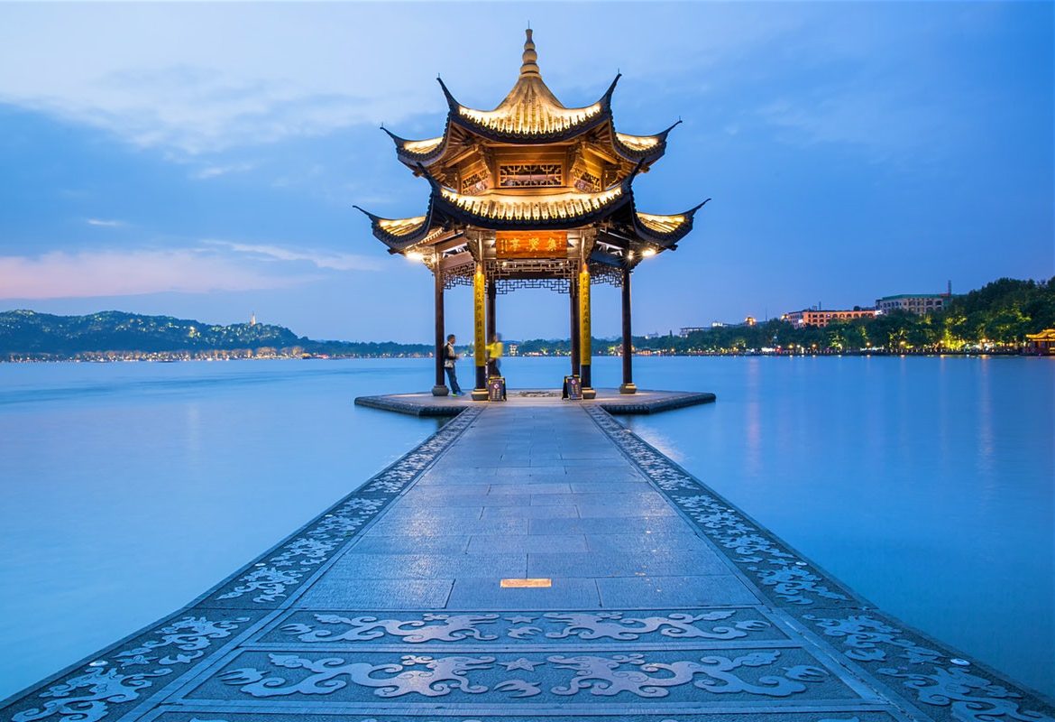 West Lake in de avond bij Hangzhou in China
