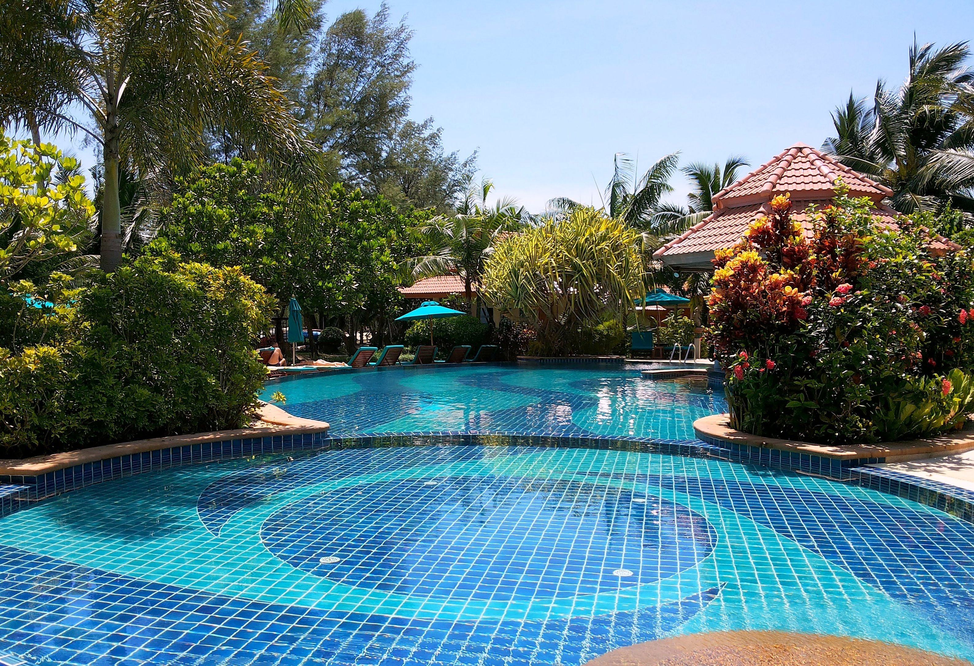 Zwembad van het Koh Chang Paradise Resort op Koh Chang in Thailand