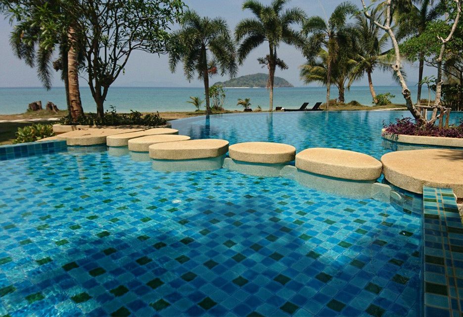 Zwembad van het Koh Mak Resort op Koh Mak in Thailand