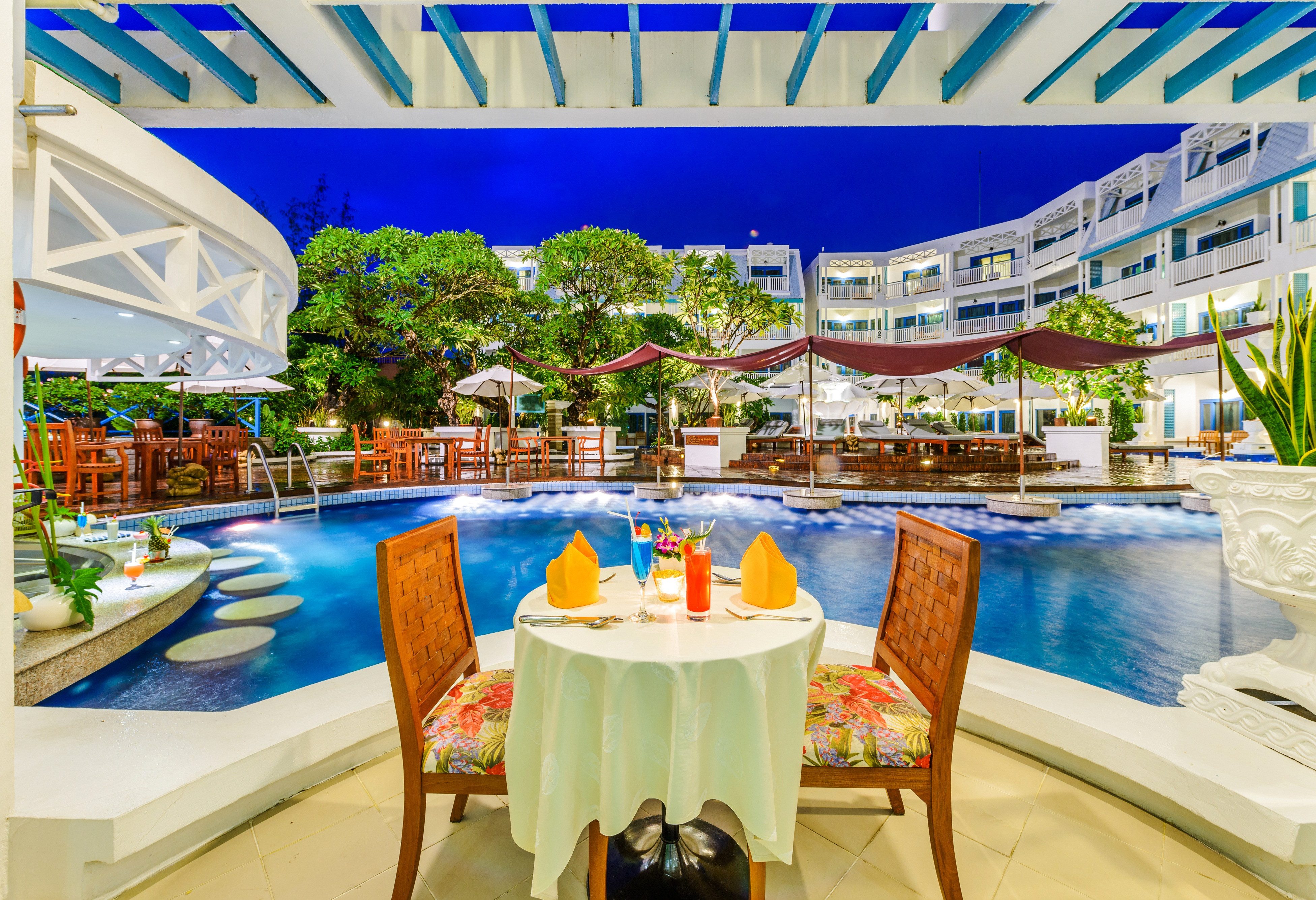 Restaurant en zwembad in het Andaman Seaview Hotel in Phuket, Thailand