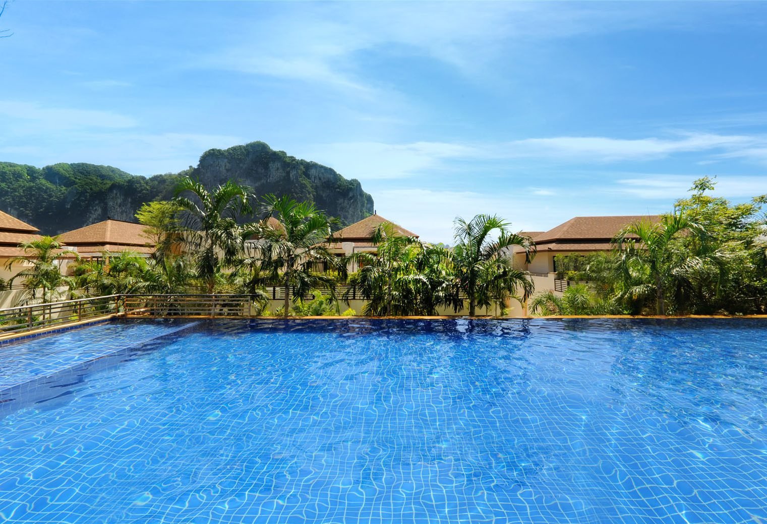 Zwembad in het Ao Nang Cliff Beach Resort in Krabi, Thailand