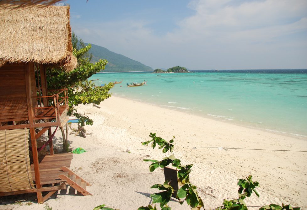 Strand bij het Castaway Resort op Koh Lipe in Thailand