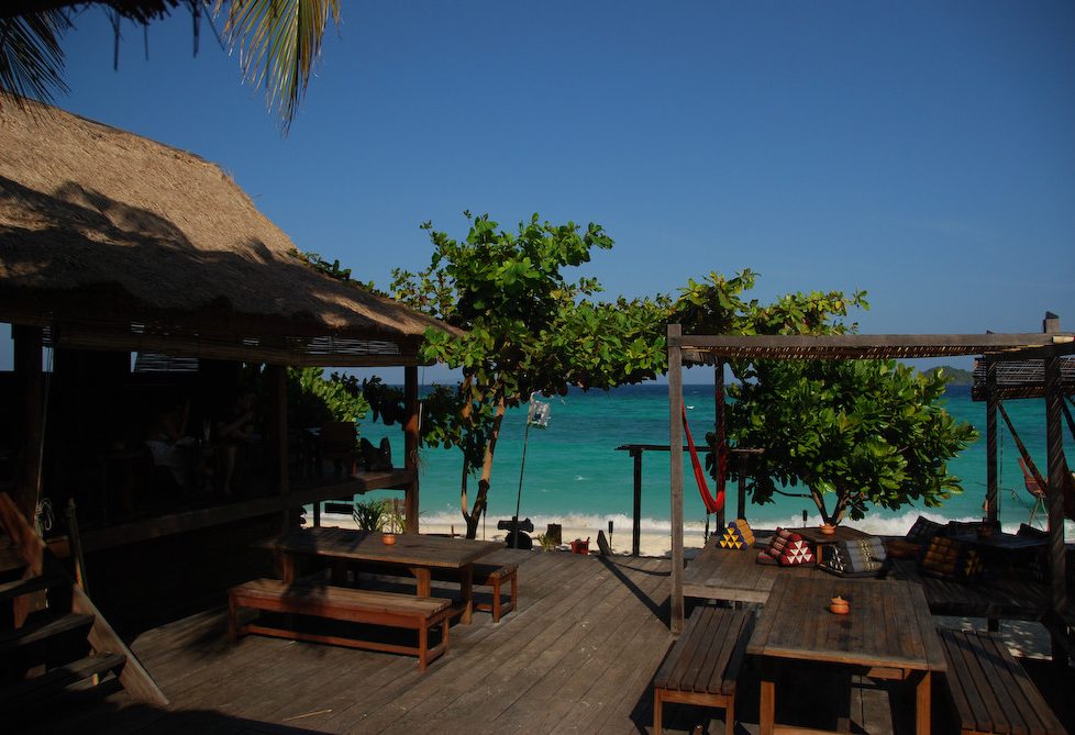 Gezellig bar in het Castaway Resort op Koh Lipe in Thailand