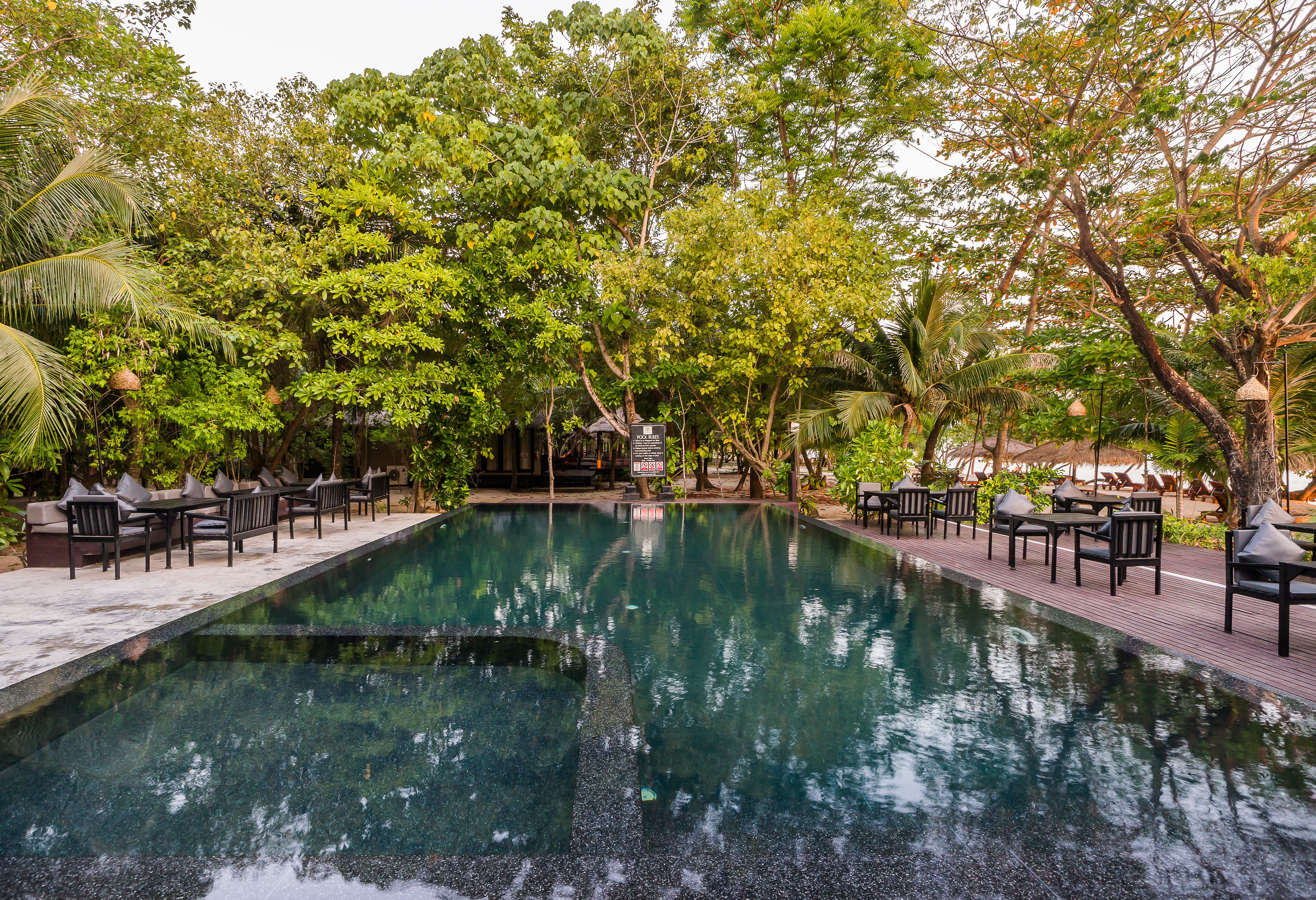 Zwembad van The Sevenseas Resort op Koh Kradan in Thailand