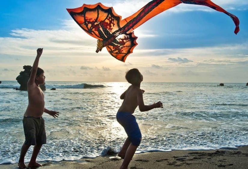 Vliegeren aan het strand op Bali