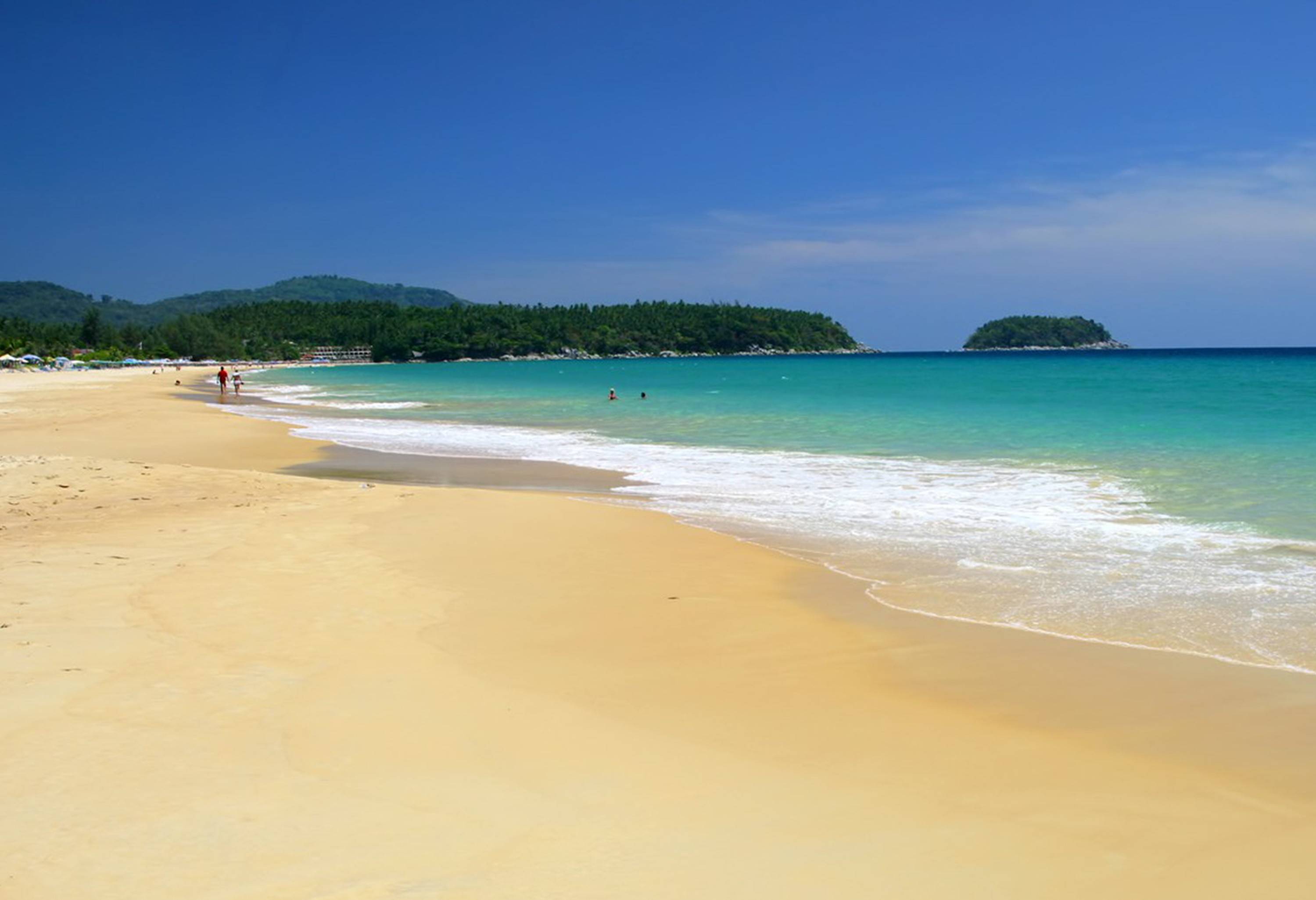 Het strand van Karon Beach in Phuket, Thailand