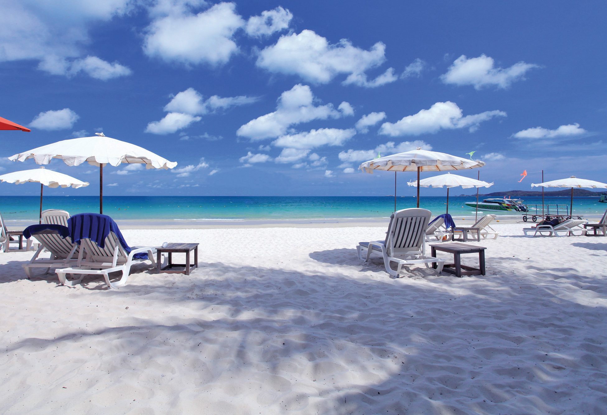 Het strand van het Sai Kaew Beach Resort op Koh Samet, Thailand