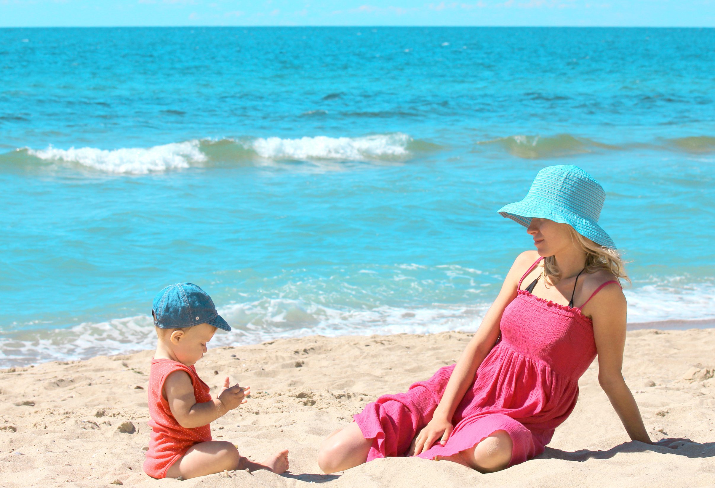 Moeder met kind op het strand van Thailand