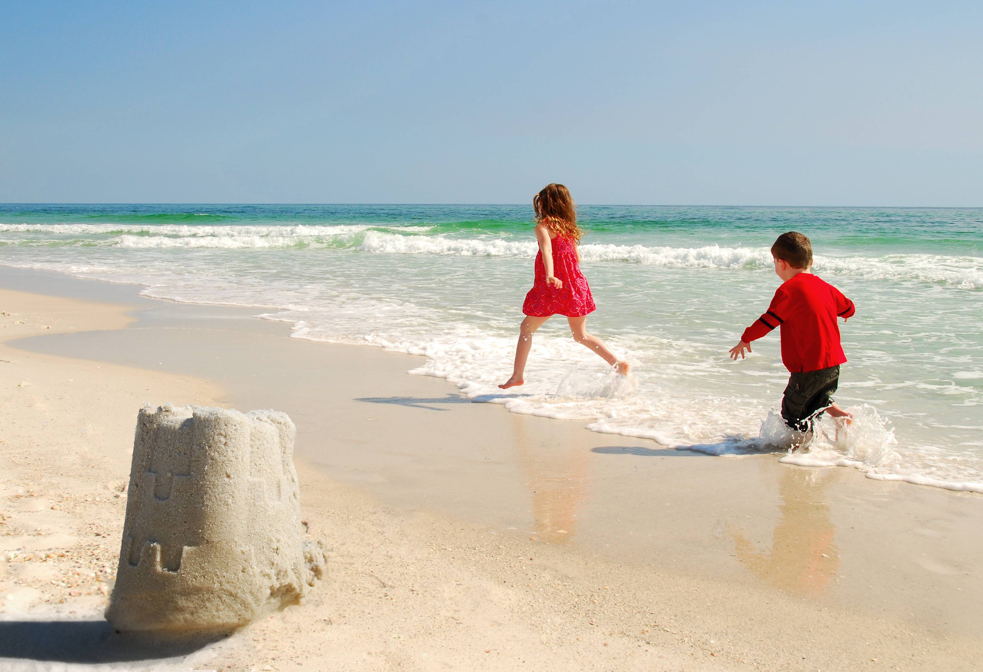 Strand Florida met spelende kinderen