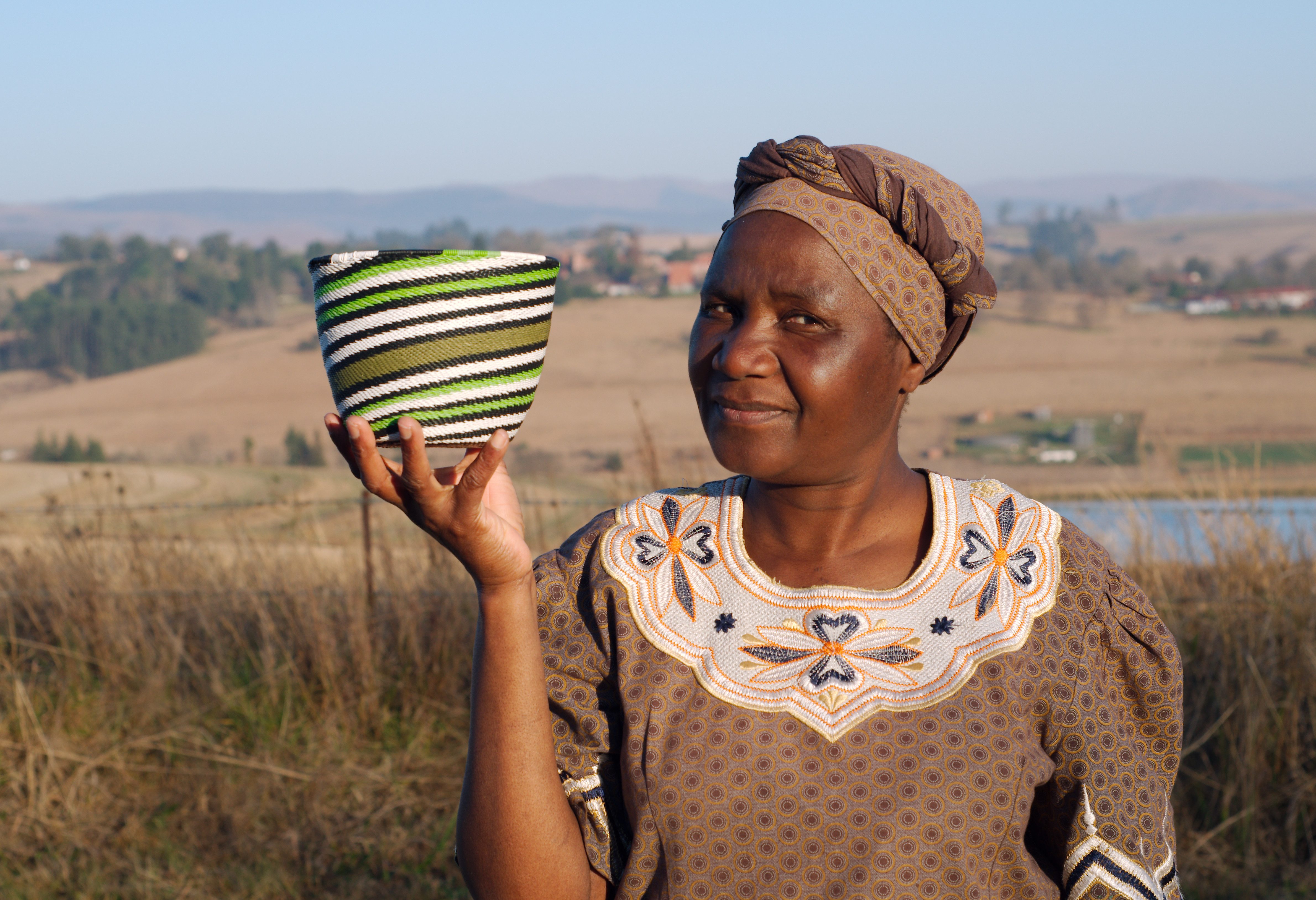 Vrouw verkoopt mandjes in de Karoo in Zuid-Afrika