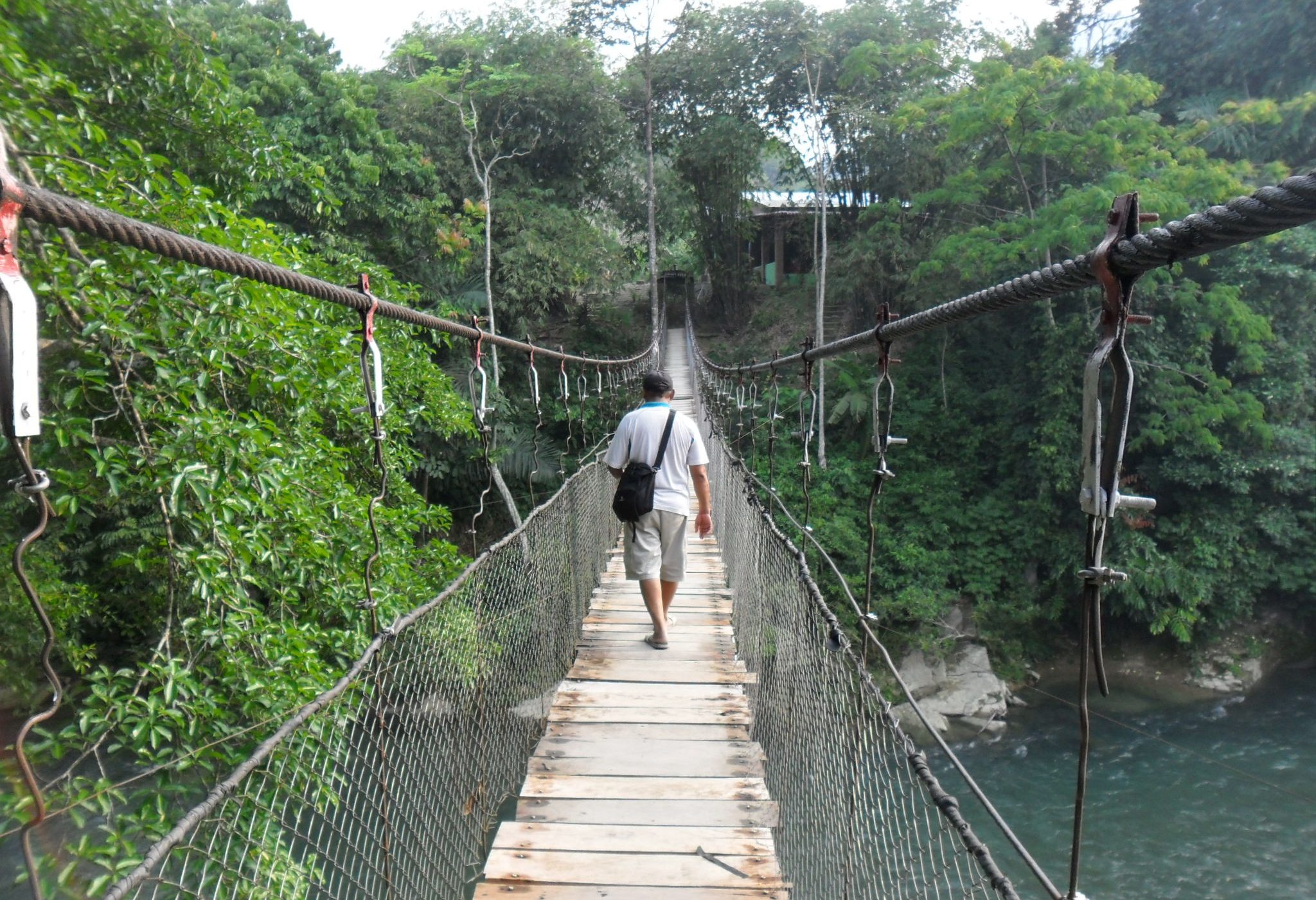 Touwbrug naar accommodatie Tangkahan Sumatra