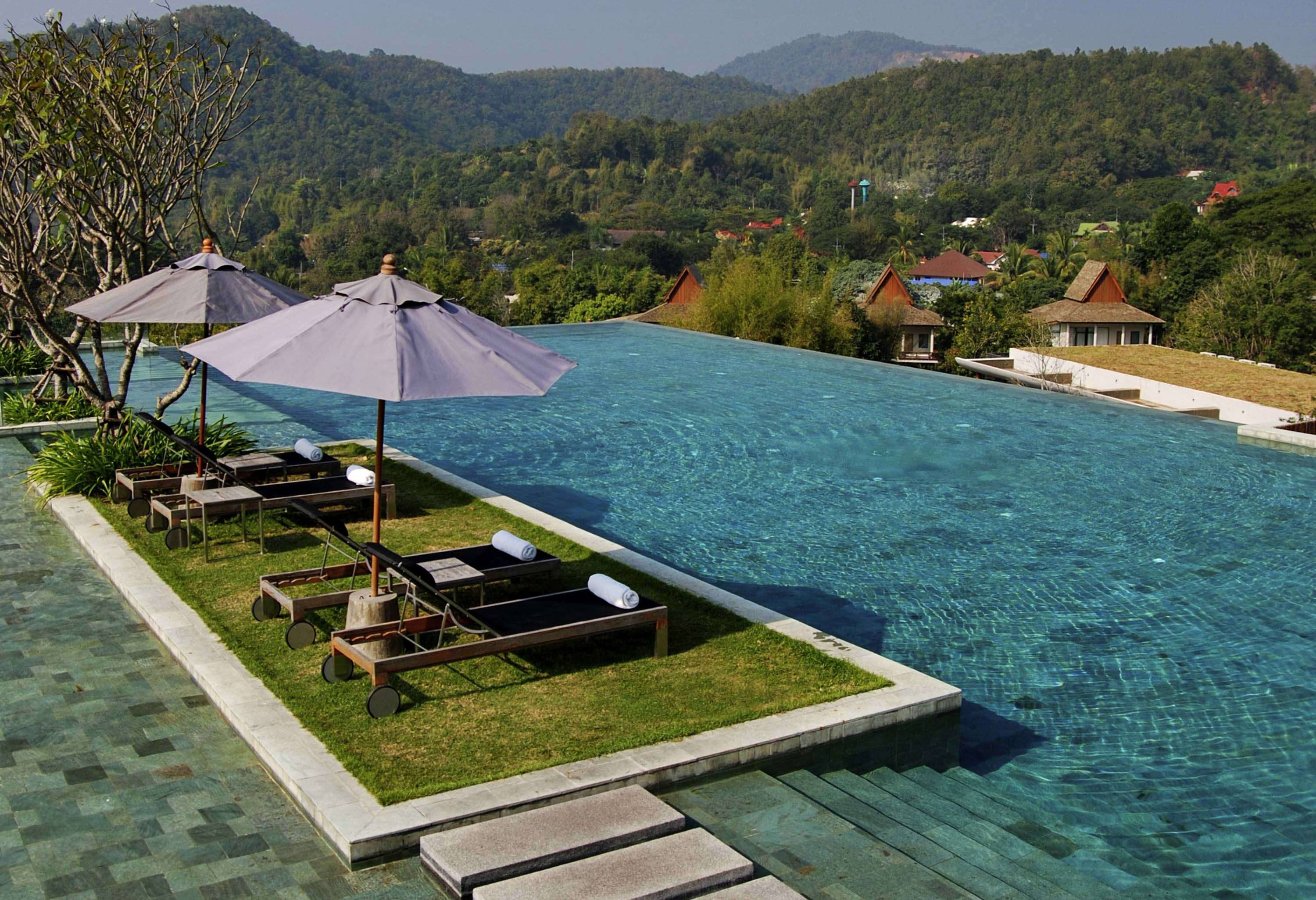 Zwembad van Veranda The High Resort net buiten Chiang Mai in Thailand