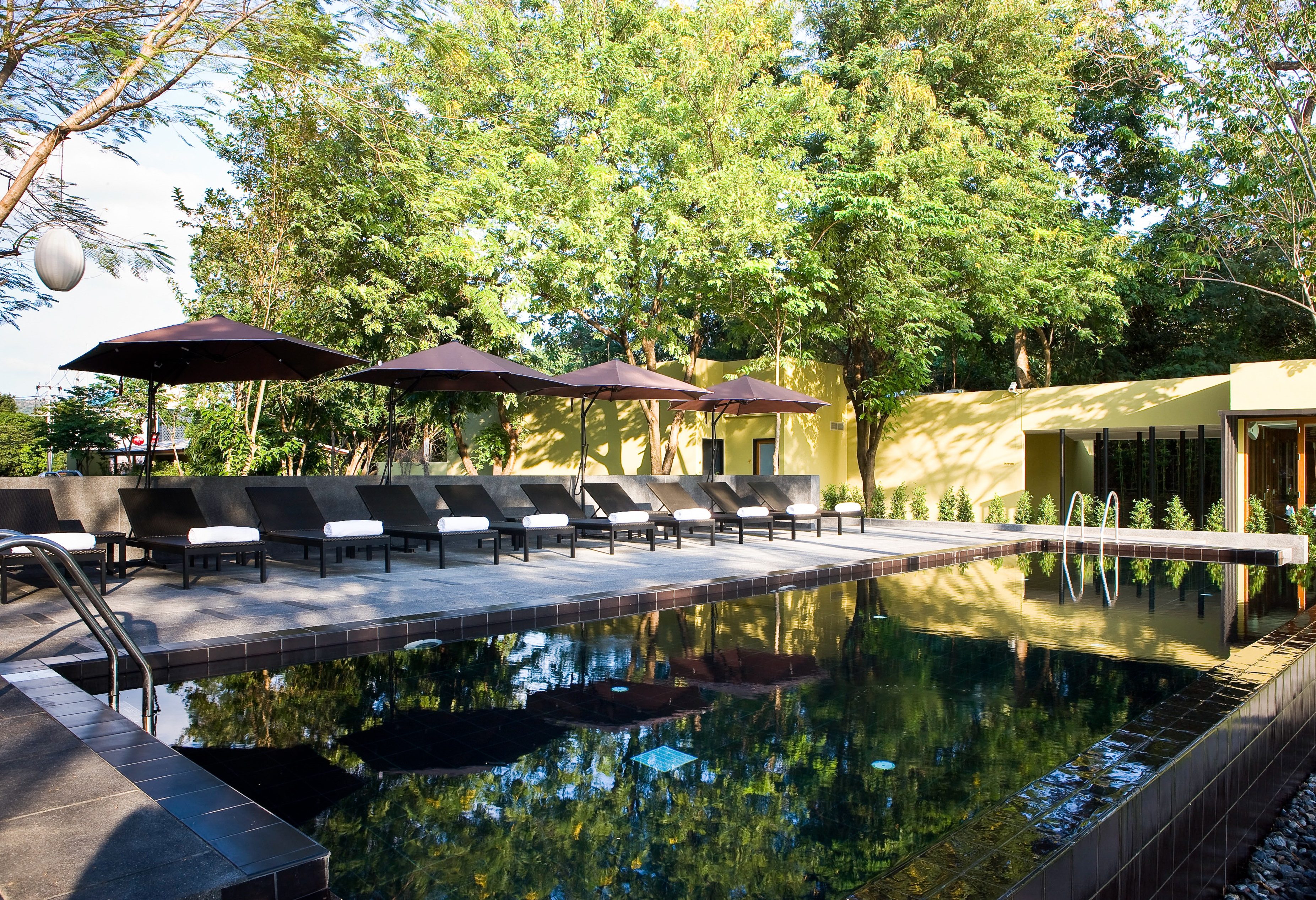 Zwembad van het U Inchantree in Kanchanaburi, Thailand