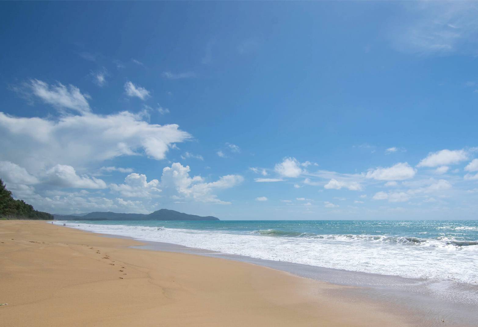 Het strand bij Mai Khao in Phuket, Thailand