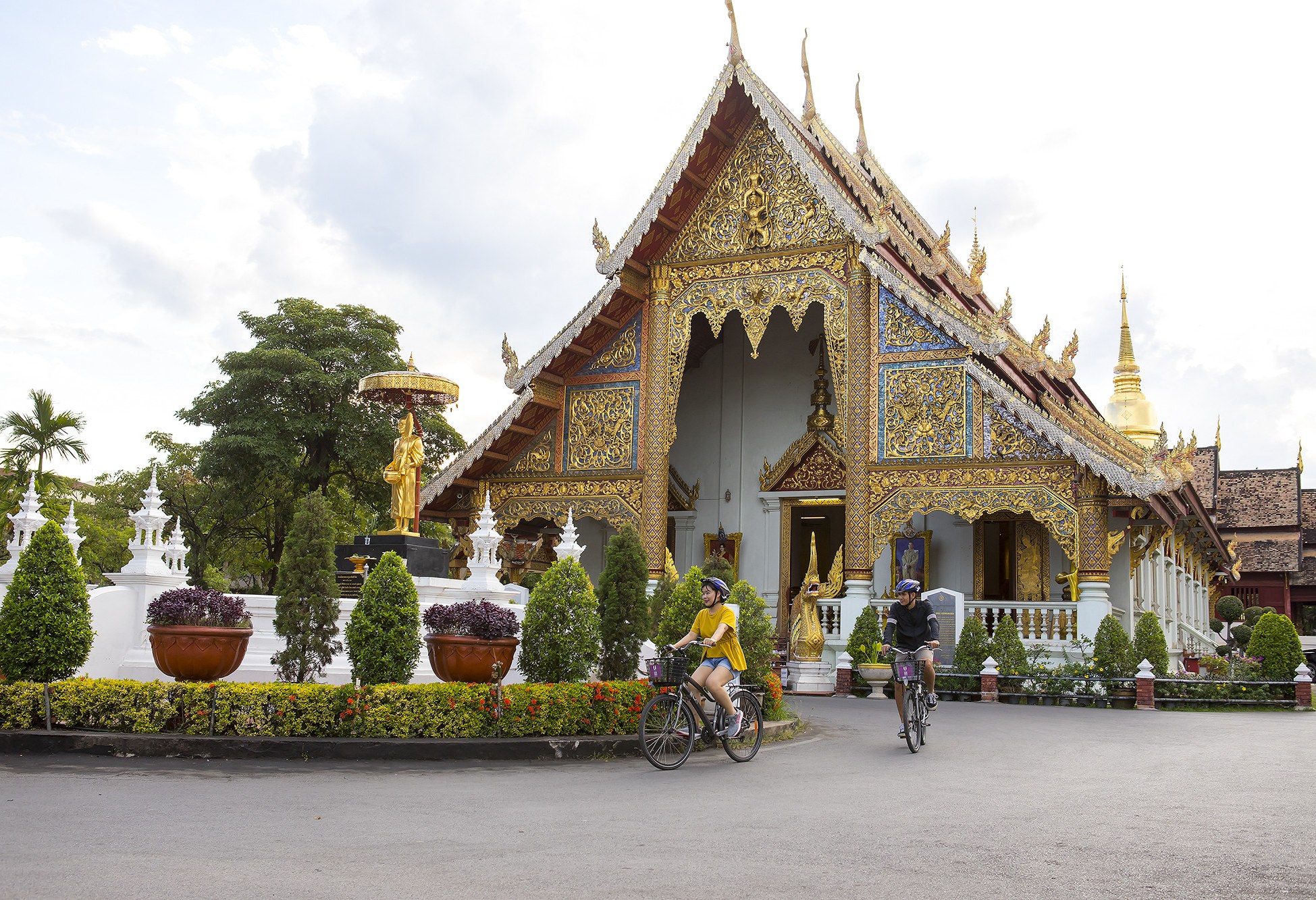 Huur een fiets bij het U Hotel om de tempels in het oude centrum van Chiang Mai te bekijken