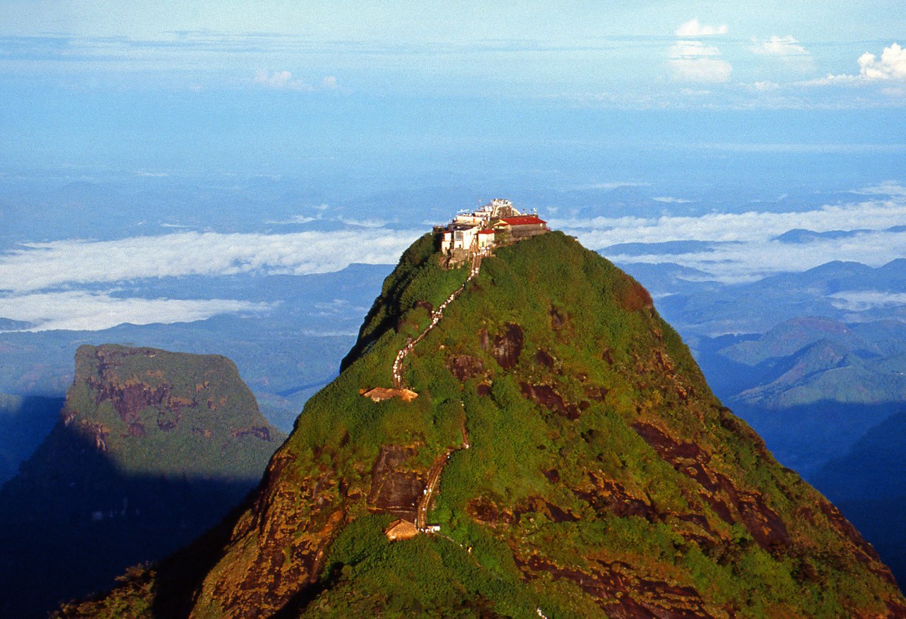 Adam's Peak vanuit de lucht in Sri Lanka