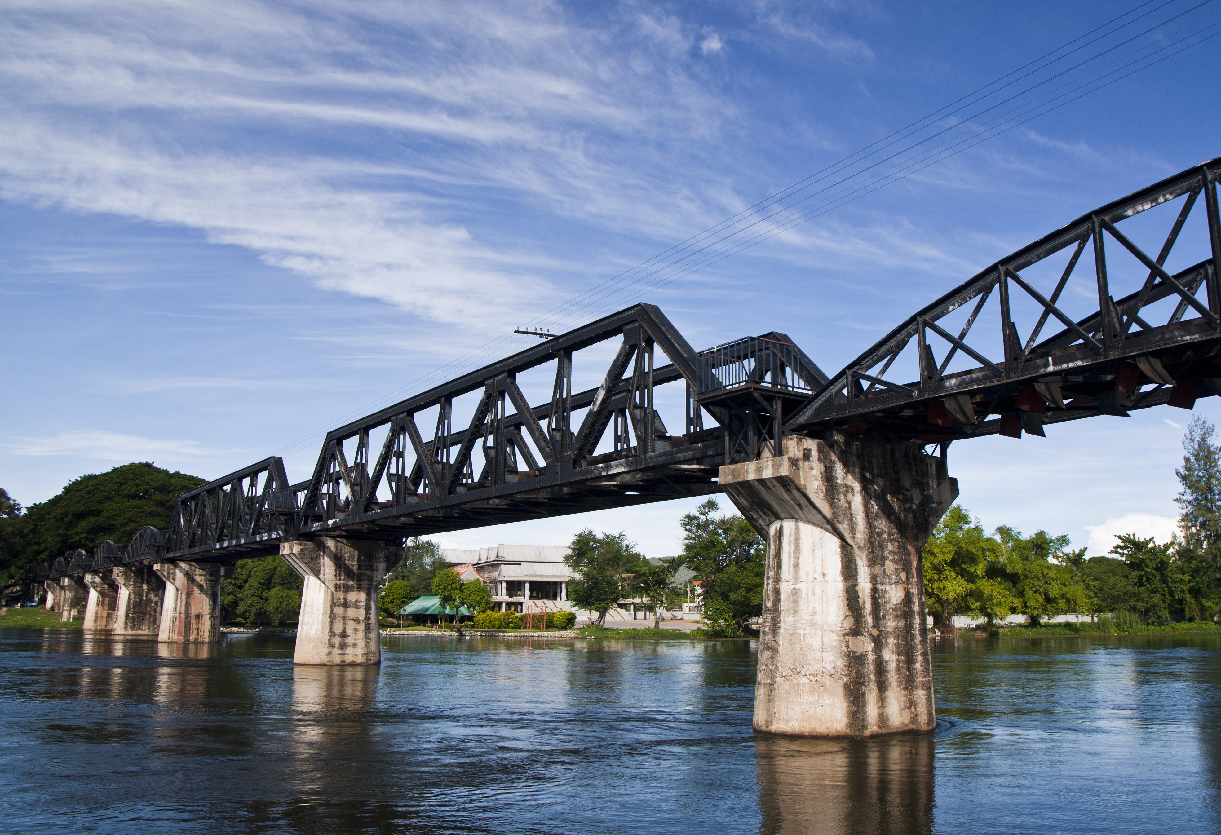 Brug over de river Kwai in Kanchanaburi, Thailand