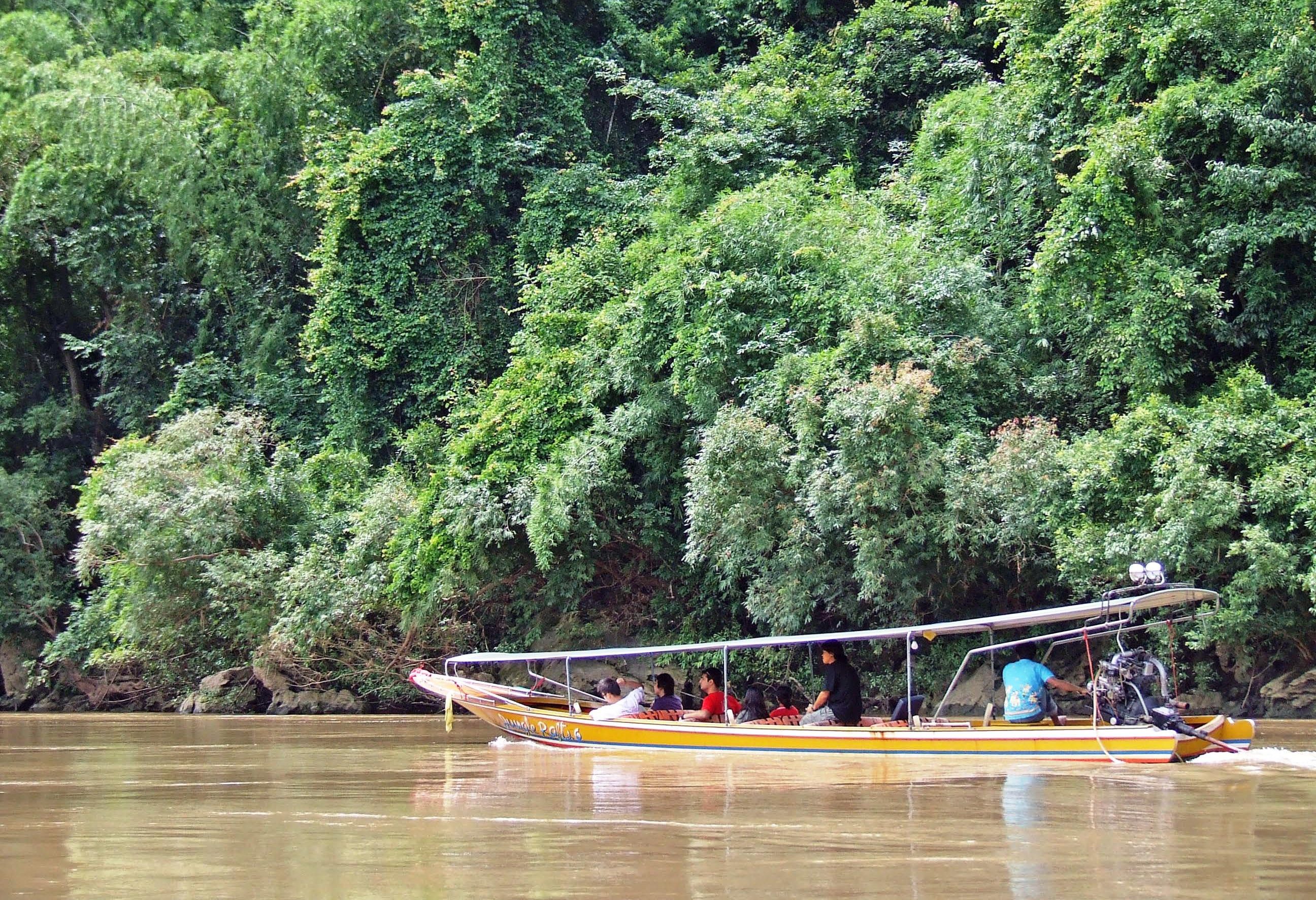 Varen per longtailboot naar de River Kwai Jungle Rafts in Kanchanaburi, Thailand