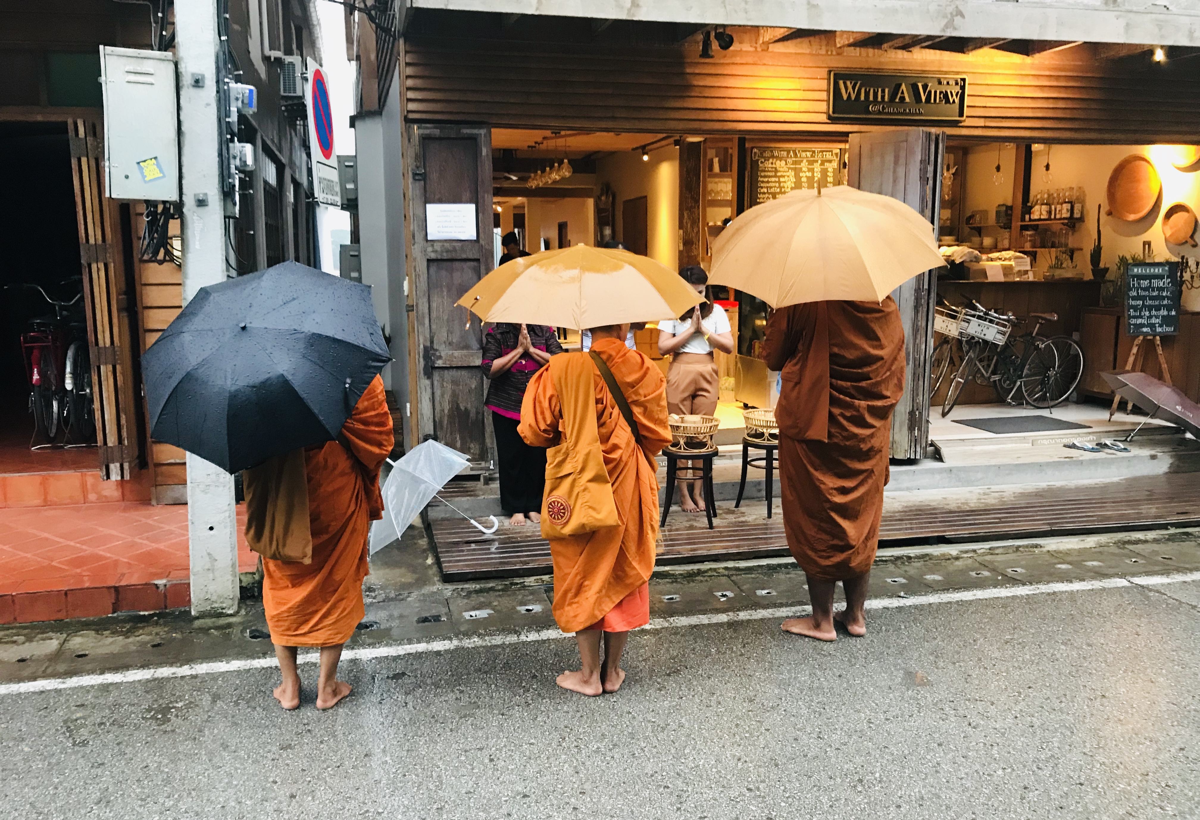 Aalmoezenronde van monniken in Chiang Khan, Thailand